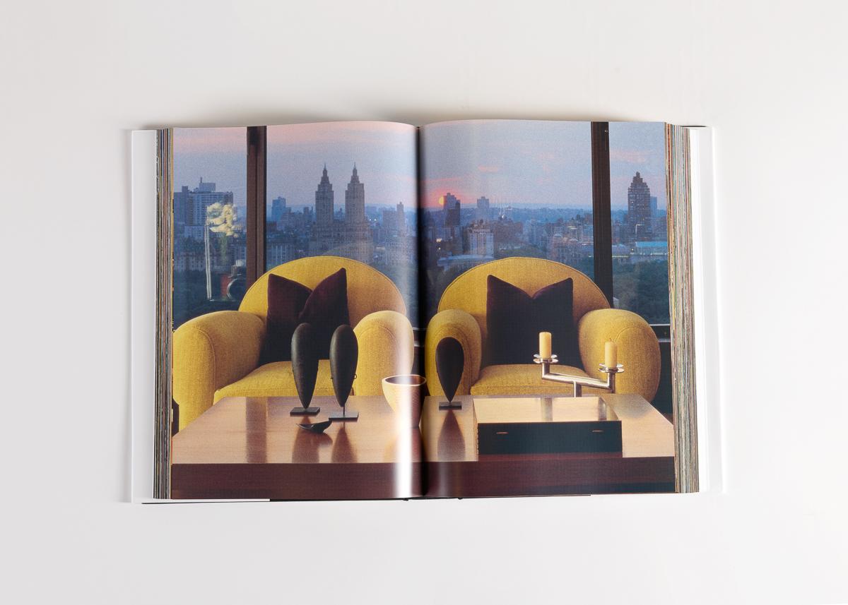 Un grand livre en couleurs de maisons conçues par l'artiste et architecte Thierry Despont. Volume VI de VI.

Né en France, Thierry Despont a étudié à l'École des Beaux-Arts de Paris et a obtenu un master en design urbain à Harvard. Après avoir fondé