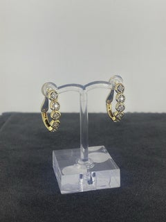 Boucles d'oreilles en or jaune 14K et diamant 0,80ct, fermetures anglaises, 22mm de long.