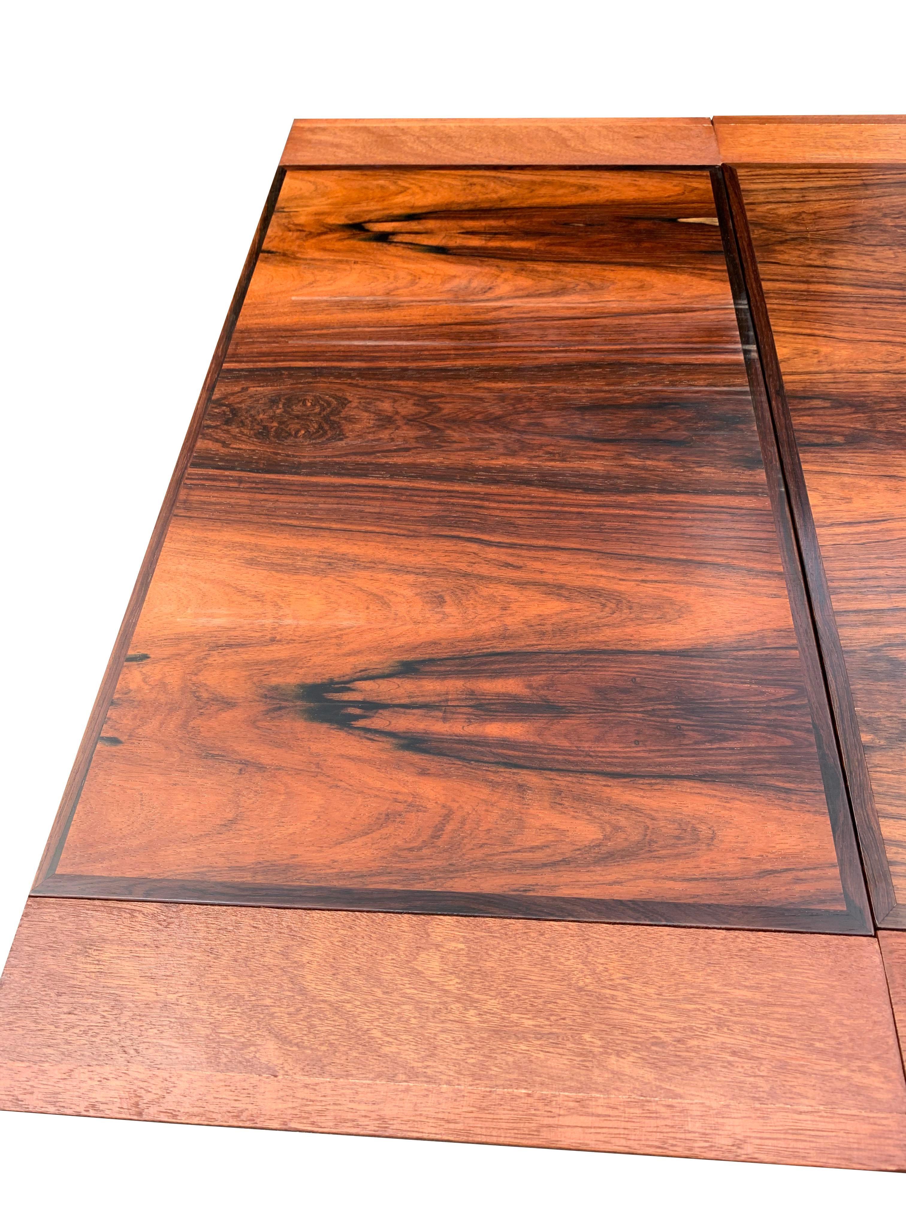 Hovmand Olsen table de salle à manger moderne du milieu du siècle dernier en bois de rose avec feuilles rétractables Bon état - En vente à Saddle River, NJ