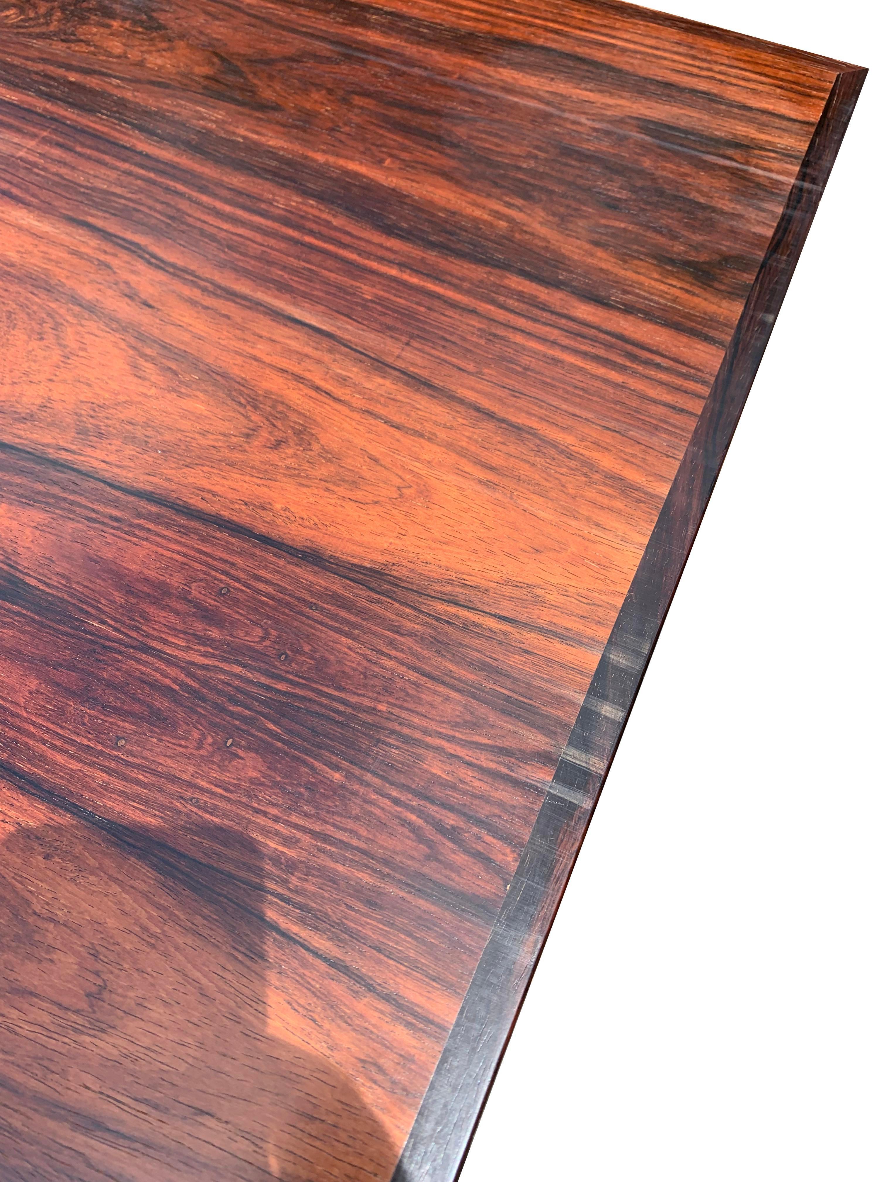 Bois de rose Hovmand Olsen table de salle à manger moderne du milieu du siècle dernier en bois de rose avec feuilles rétractables en vente