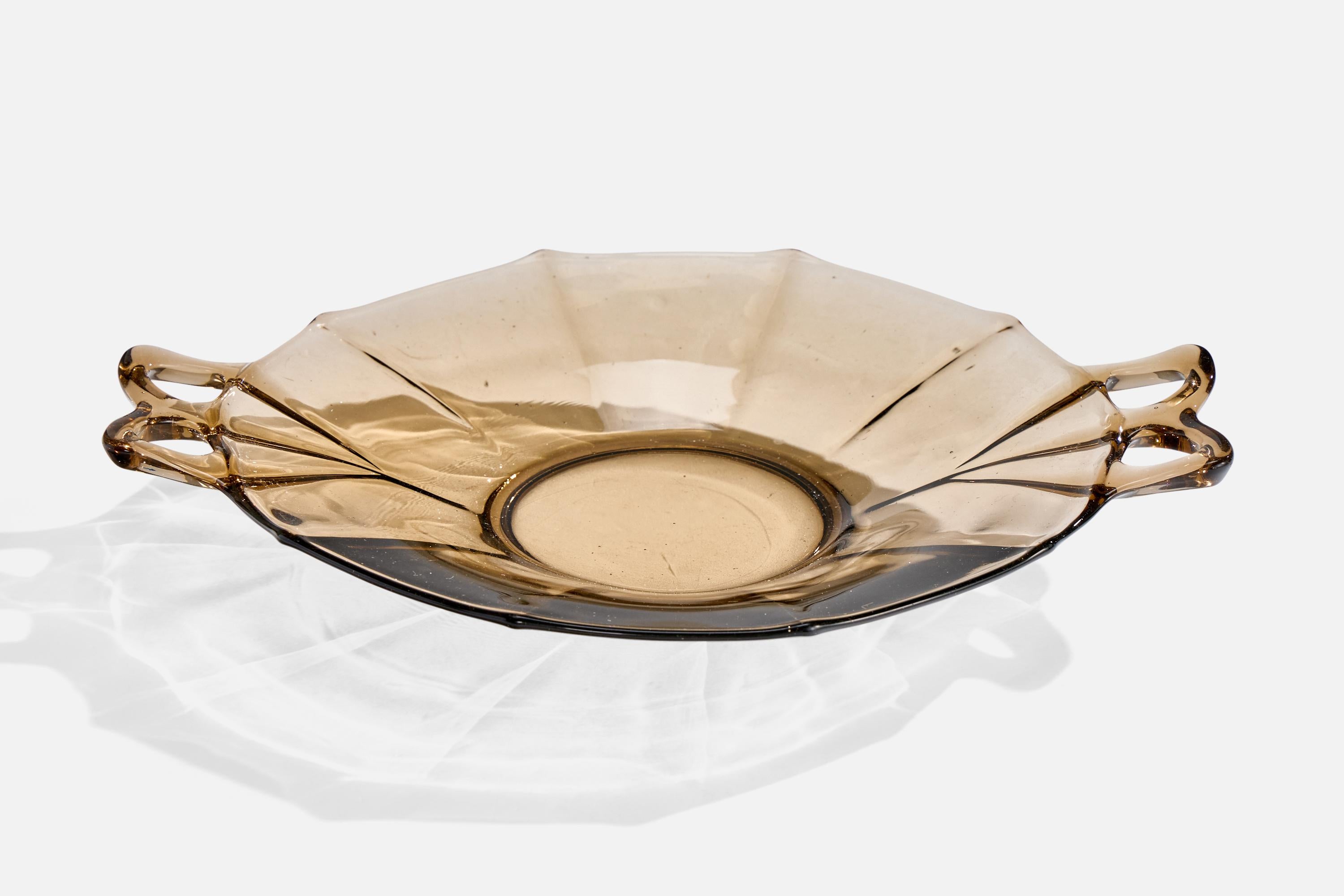 Plat en verre fumé produit par Hovmantorps Glasbruk, Suède, années 1920.

Dimensions globales (pouces) : 1.75 