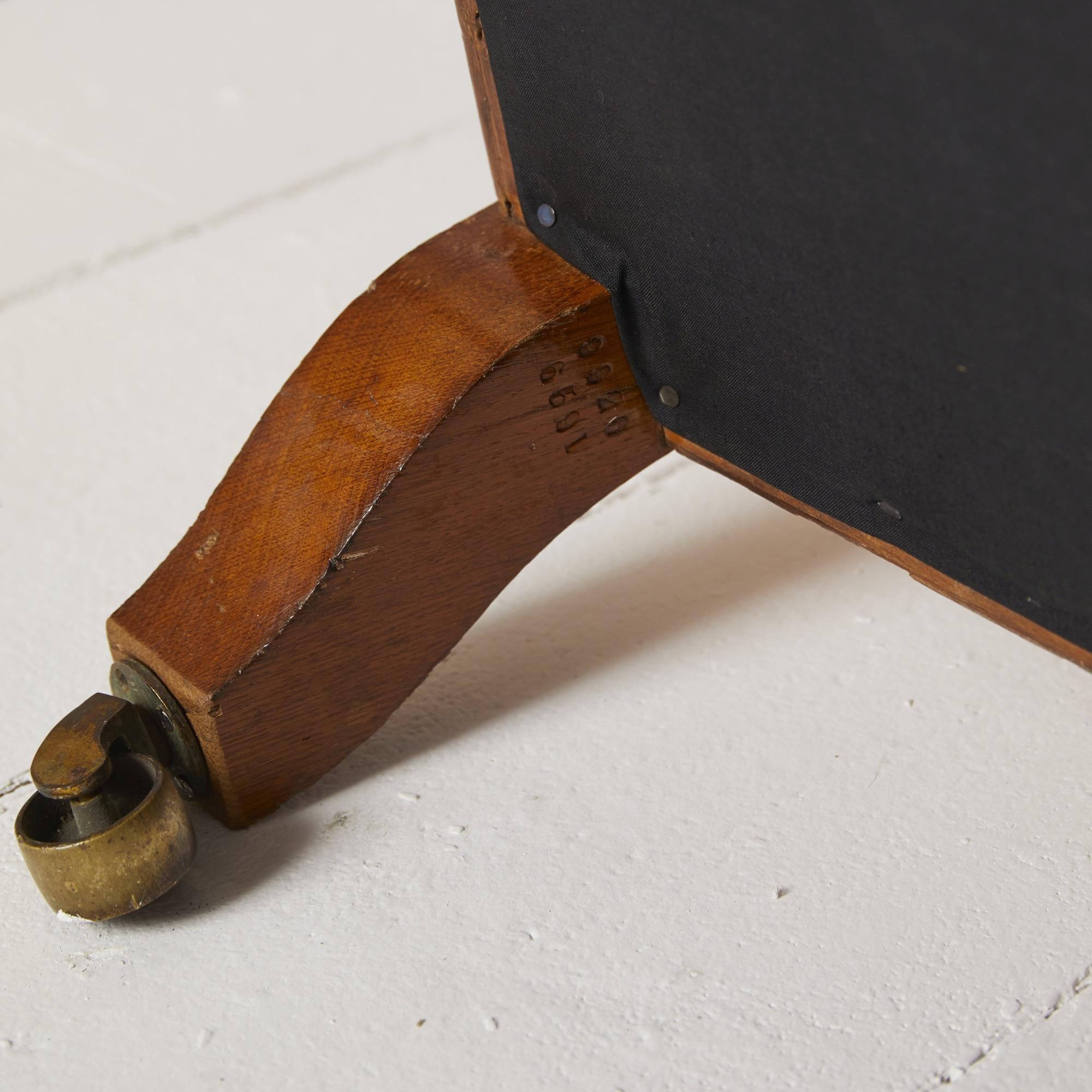 Canapé club antique Howard and Sons en vente 7