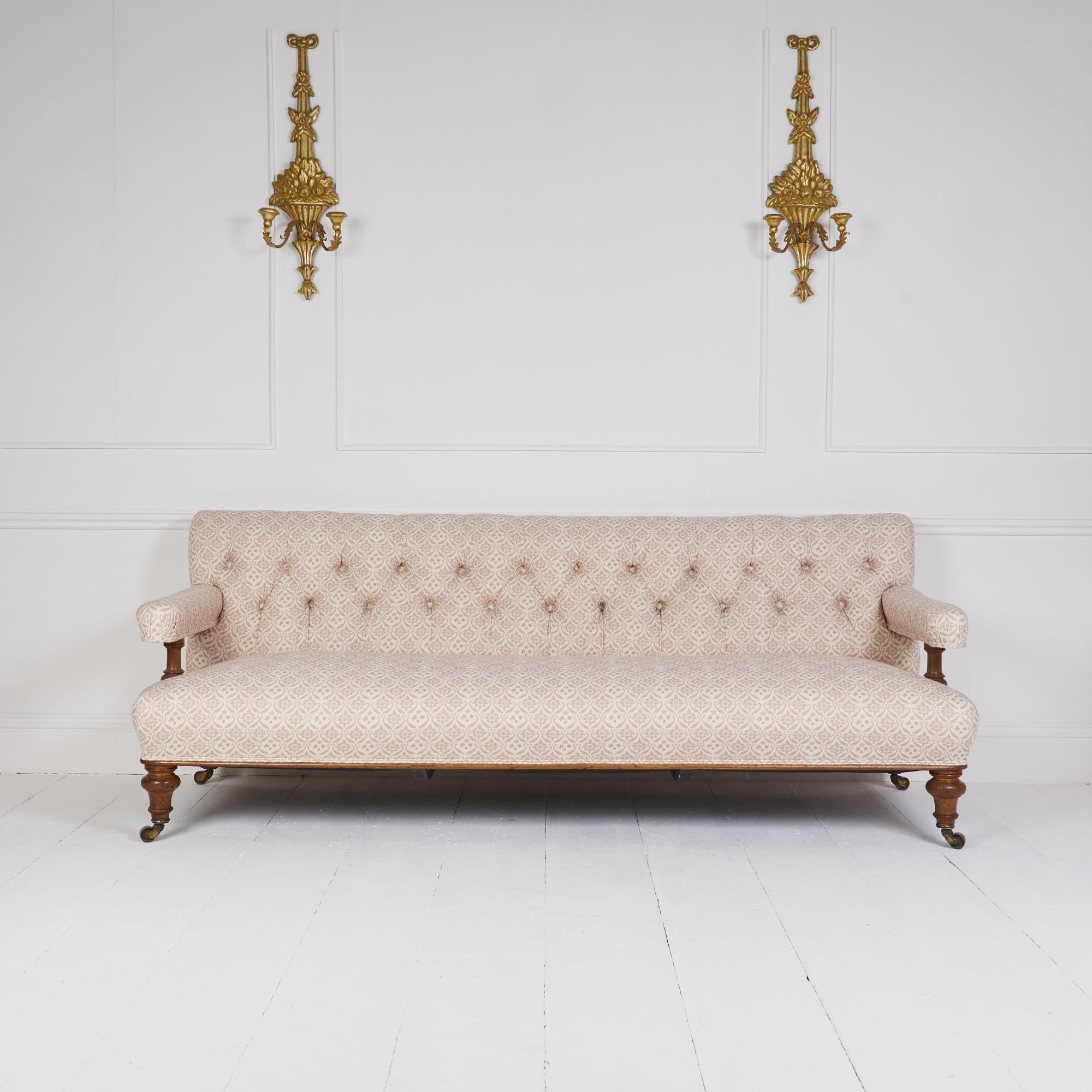 Canapé long club Howard and sons recouvert de coutil H&S rose laiteux reposant sur des pieds tournés en chêne anglais

avec le numéro de série estampillé sur le pied arrière, la base et les accoudoirs arborant une garniture en chêne.

Dimensions : H