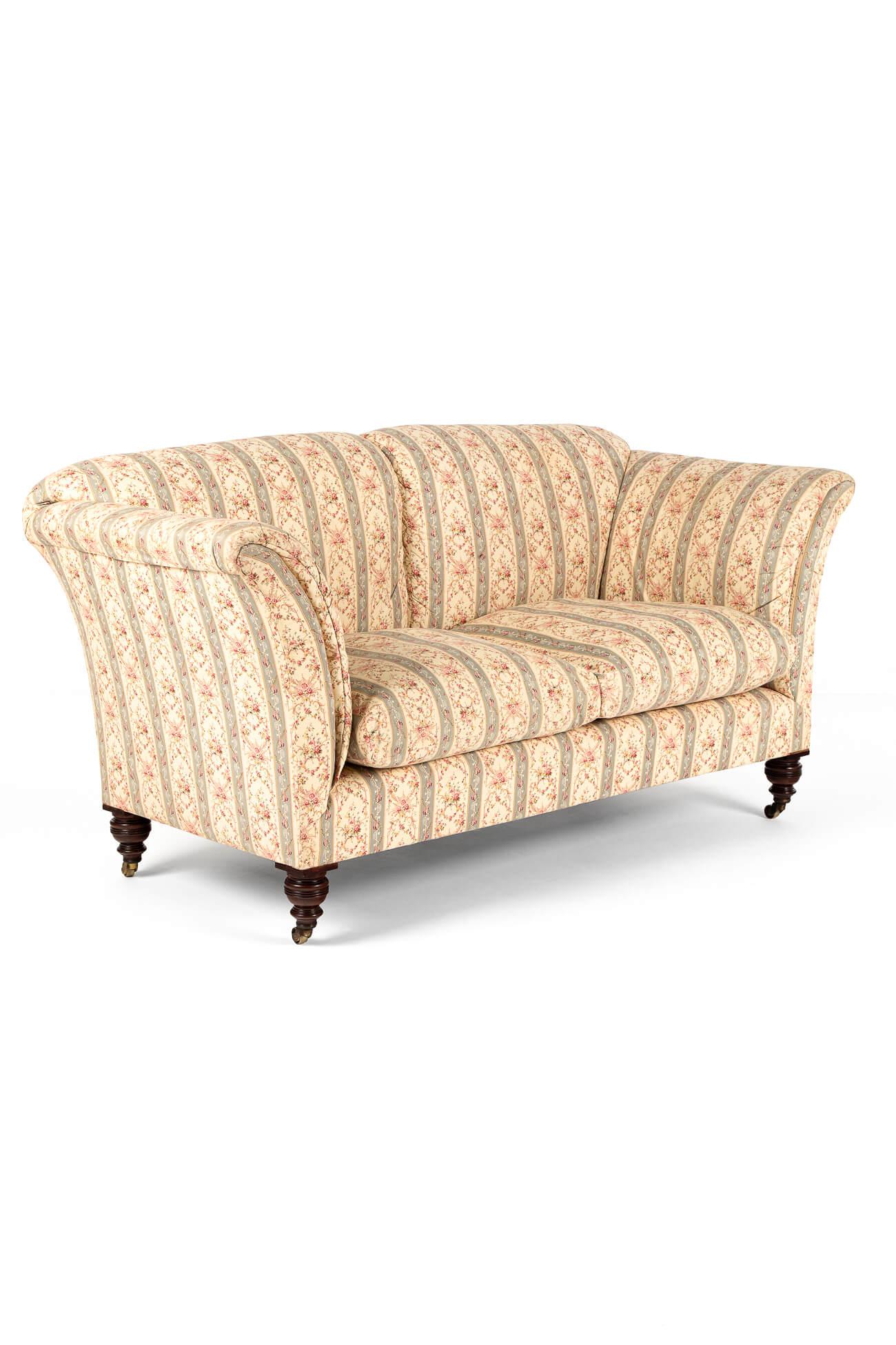 Exceptionnel canapé 'Grantley' de Howard and Sons.

Ce canapé Grantley original, modèle H&S, est doté d'accoudoirs en retrait remplis de duvet qui se trouvent à la même hauteur que le dossier, ce qui donne au canapé un aspect large sans être trop