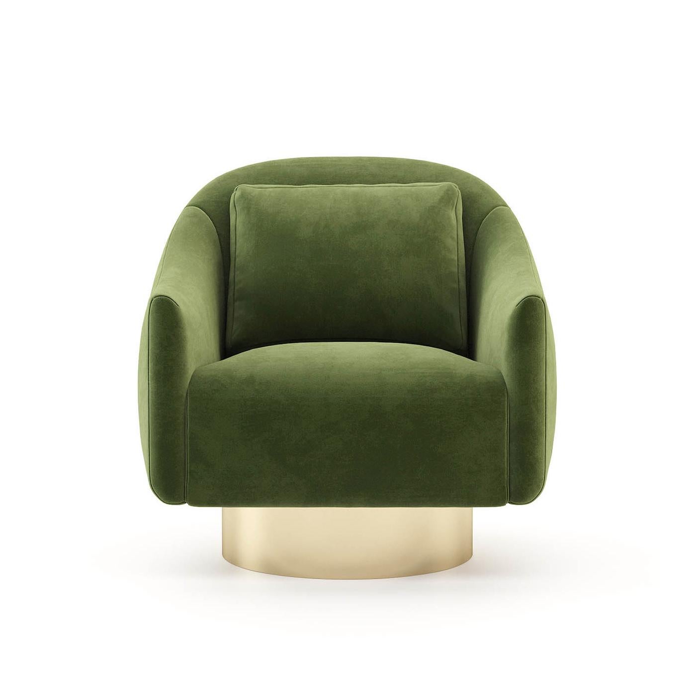 Armchair Howard with structure in solid wood,
upholstered and covered with high quality green
velvet fabric. With polished stainless steel base in
gold finish. Also available with other fabrics on request.