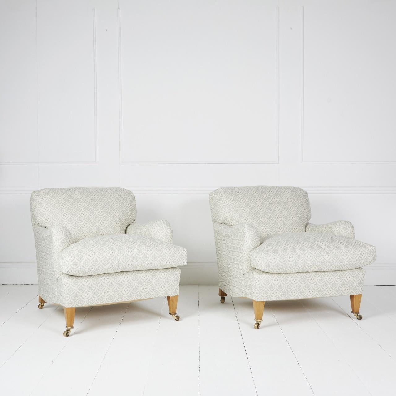 Coppia di poltrone Howard small bridgewater del XX secolo rivestite in ticking verde organico H. & Greene su gambe affusolate e rotelle in ottone.

Prodotto da Howard Chairs Ltd. Londra

Dimensioni: H 30″  W 29″ D 36″ SD 23 SH 19

Rif.