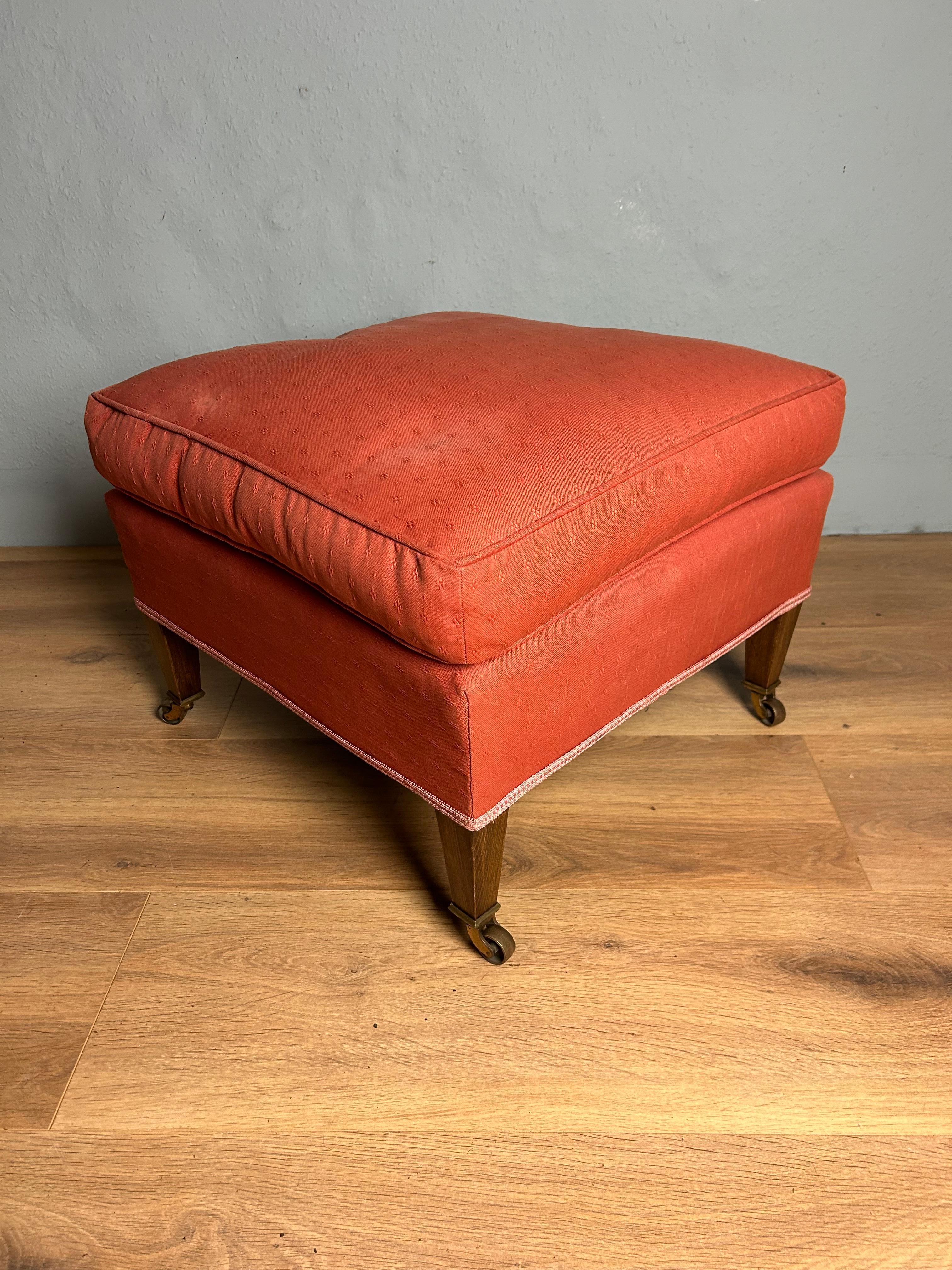 Englische Howard Stühle, gepolsterter Hocker mit originalem Feder- und Daunenkissen auf quadratischen, konischen Beinen aus Buche, die auf Messingrollen enden, ein Bein gestempelt HOWARD CHAIRS, 48 STH AUDLEY ST, LONDON W1 2151.