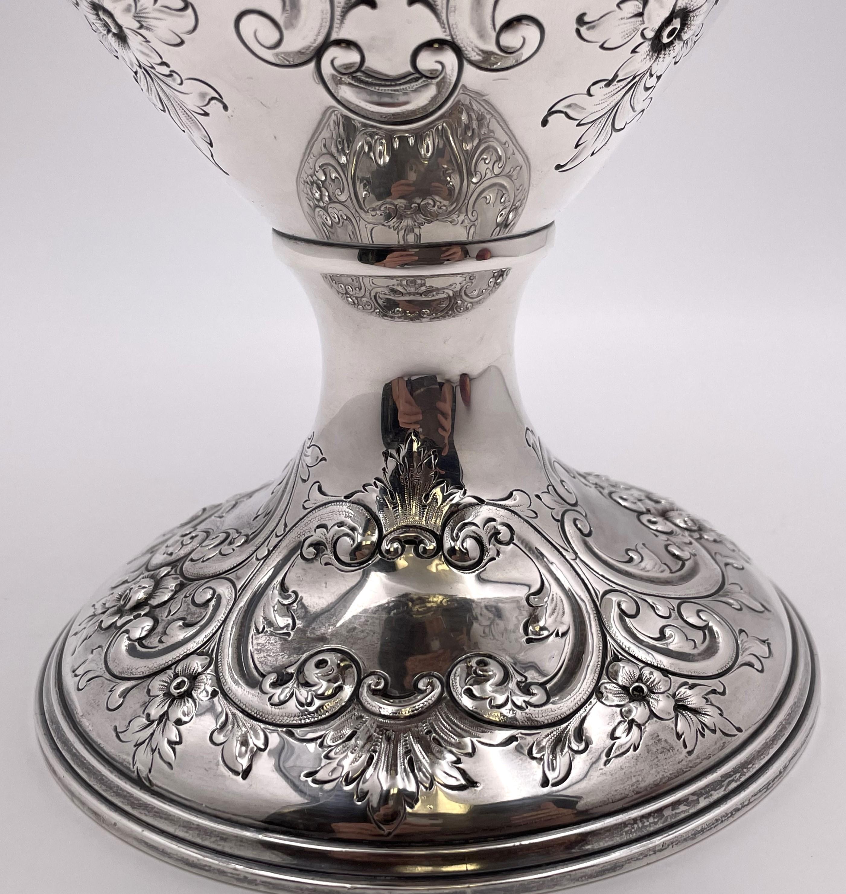 Howard & Co. Grand pichet à aiguière en argent au motif repoussé Fin du 19ème C. en vente 5