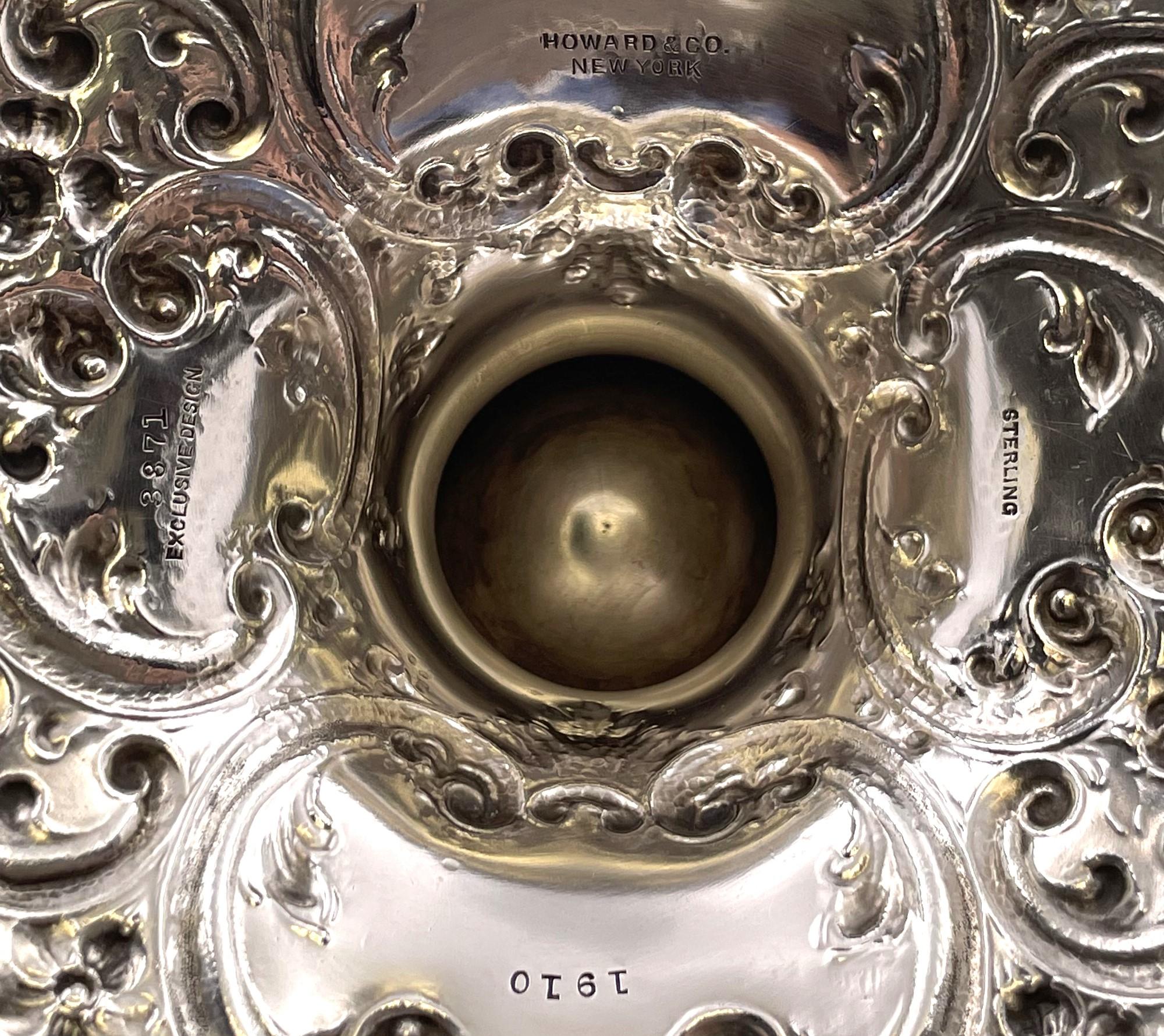 Howard & Co. Grand pichet à aiguière en argent au motif repoussé Fin du 19ème C. en vente 6