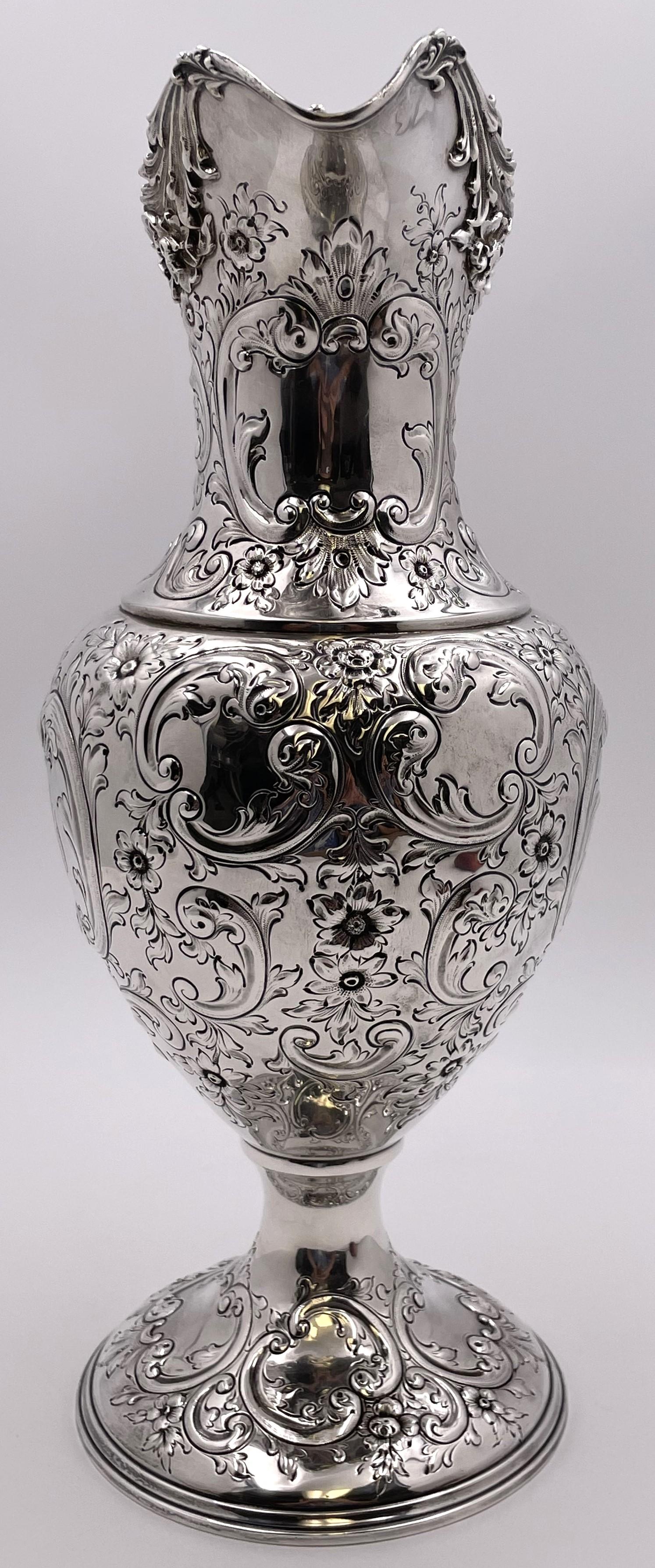 Aiguière ou pichet en argent sterling d'Howard & Co. au motif repoussé exquis, orné de motifs floraux, naturels et autres motifs stylisés, de la fin du 19e ou du début du 20e siècle. Il mesure 16'' de hauteur par 9 1/2'' de la poignée au bec, pèse