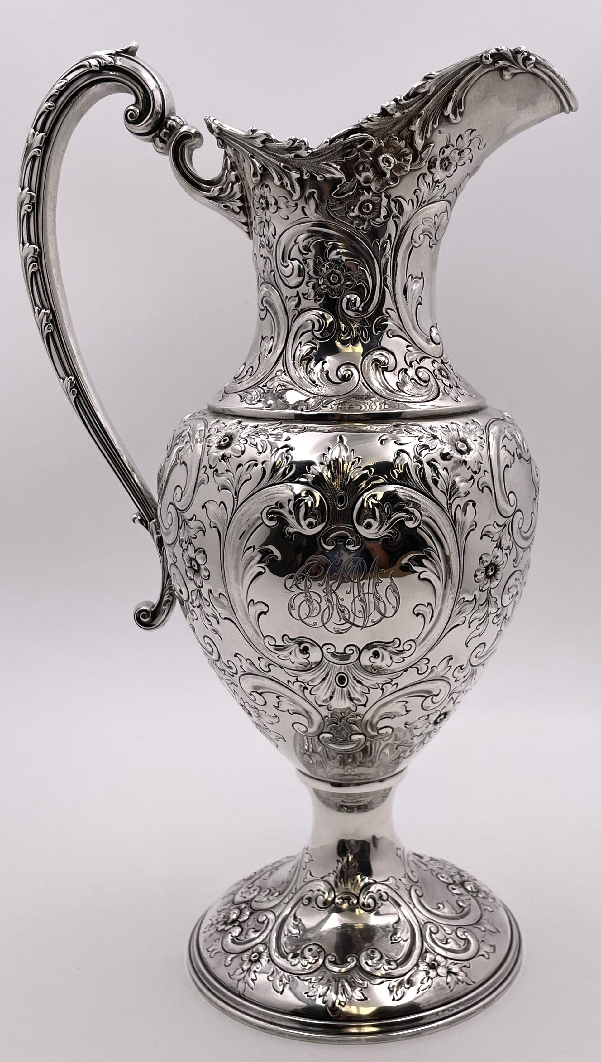 Américain Howard & Co. Grand pichet à aiguière en argent au motif repoussé Fin du 19ème C. en vente