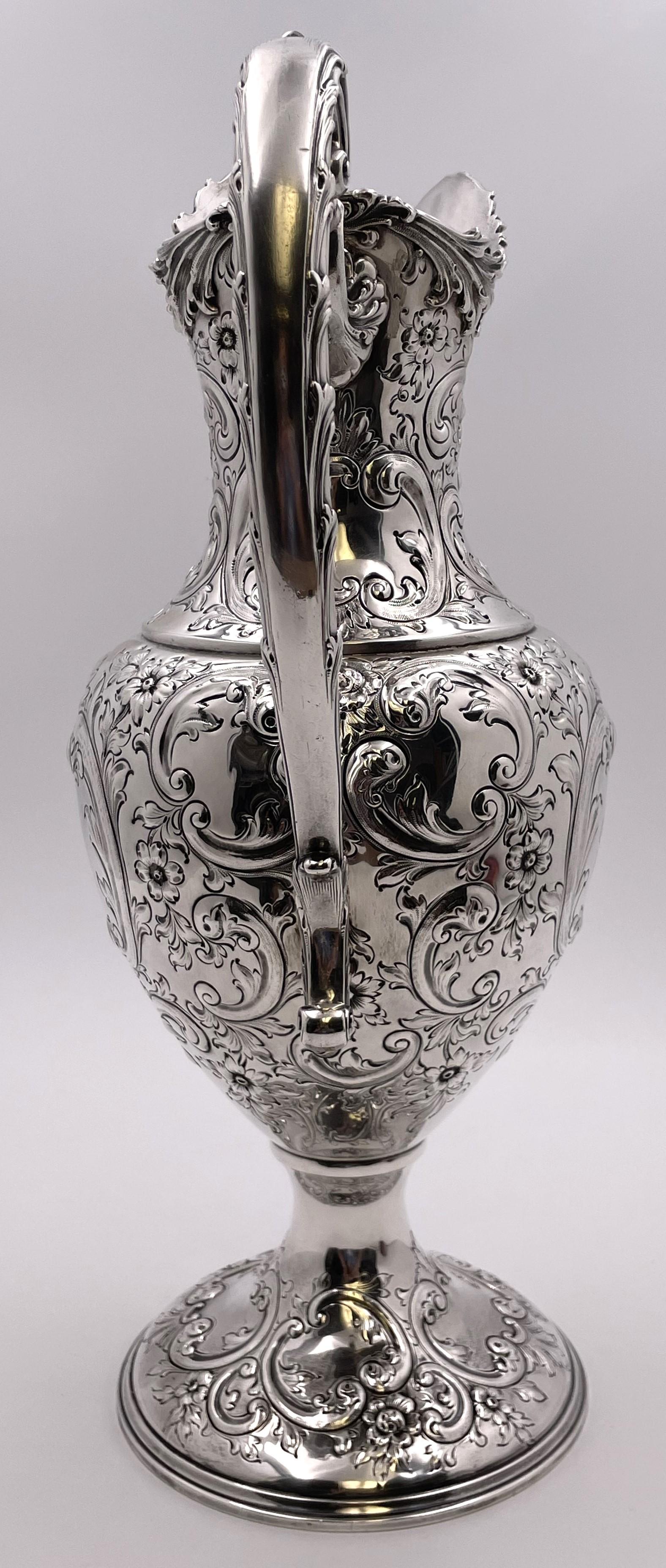 Howard & Co. Grand pichet à aiguière en argent au motif repoussé Fin du 19ème C. Bon état - En vente à New York, NY