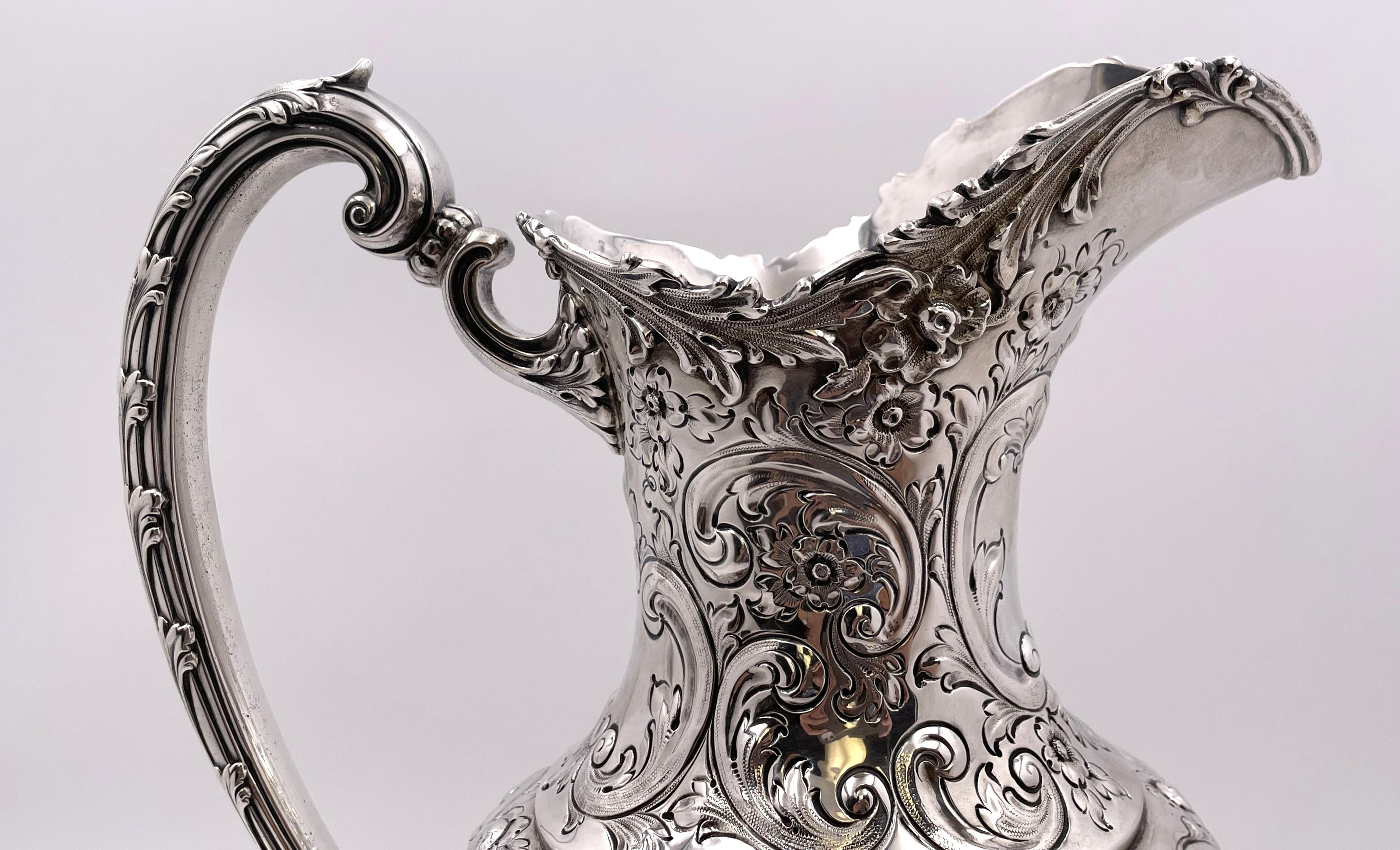 XIXe siècle Howard & Co. Grand pichet à aiguière en argent au motif repoussé Fin du 19ème C. en vente