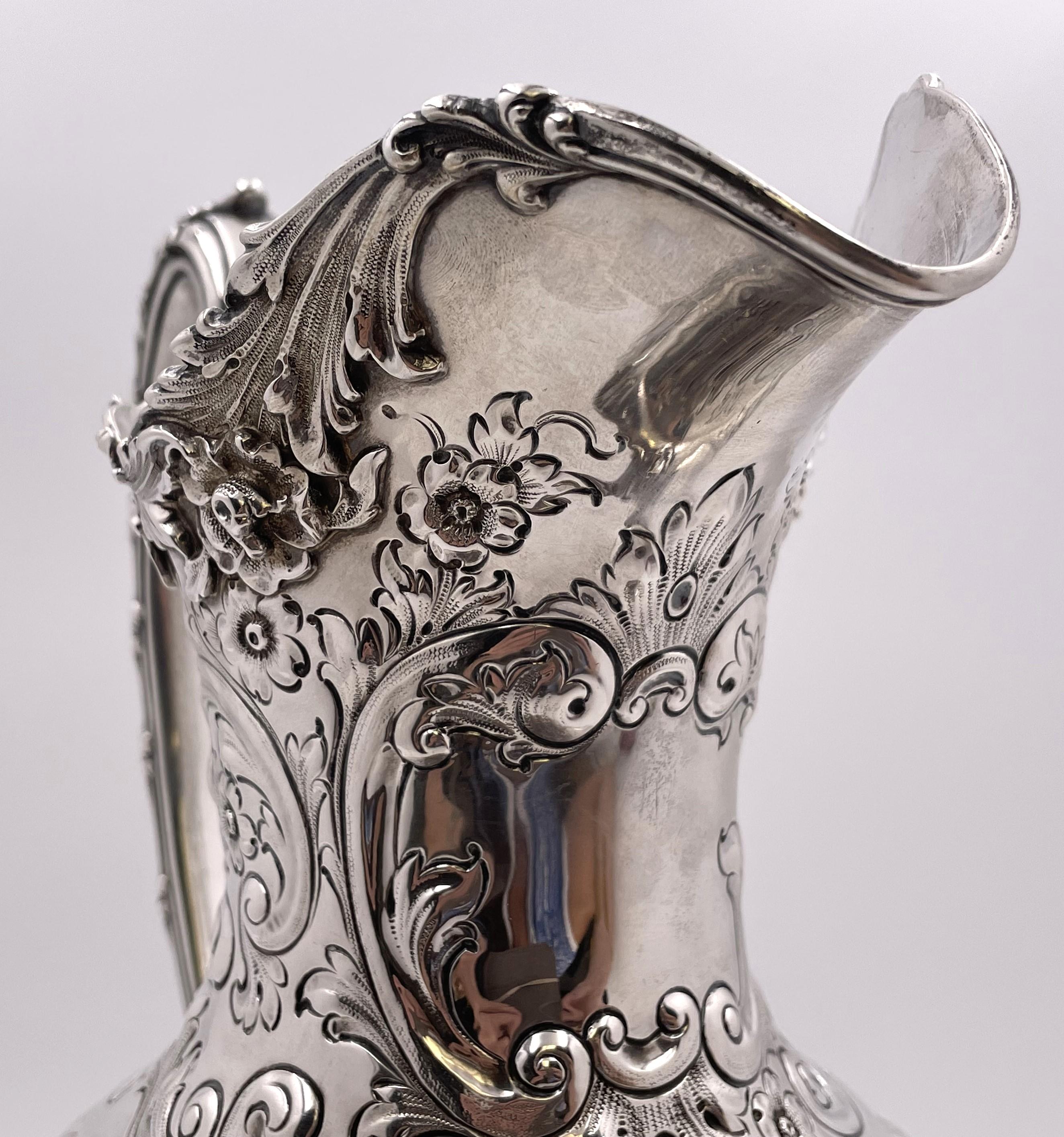 Argent Howard & Co. Grand pichet à aiguière en argent au motif repoussé Fin du 19ème C. en vente