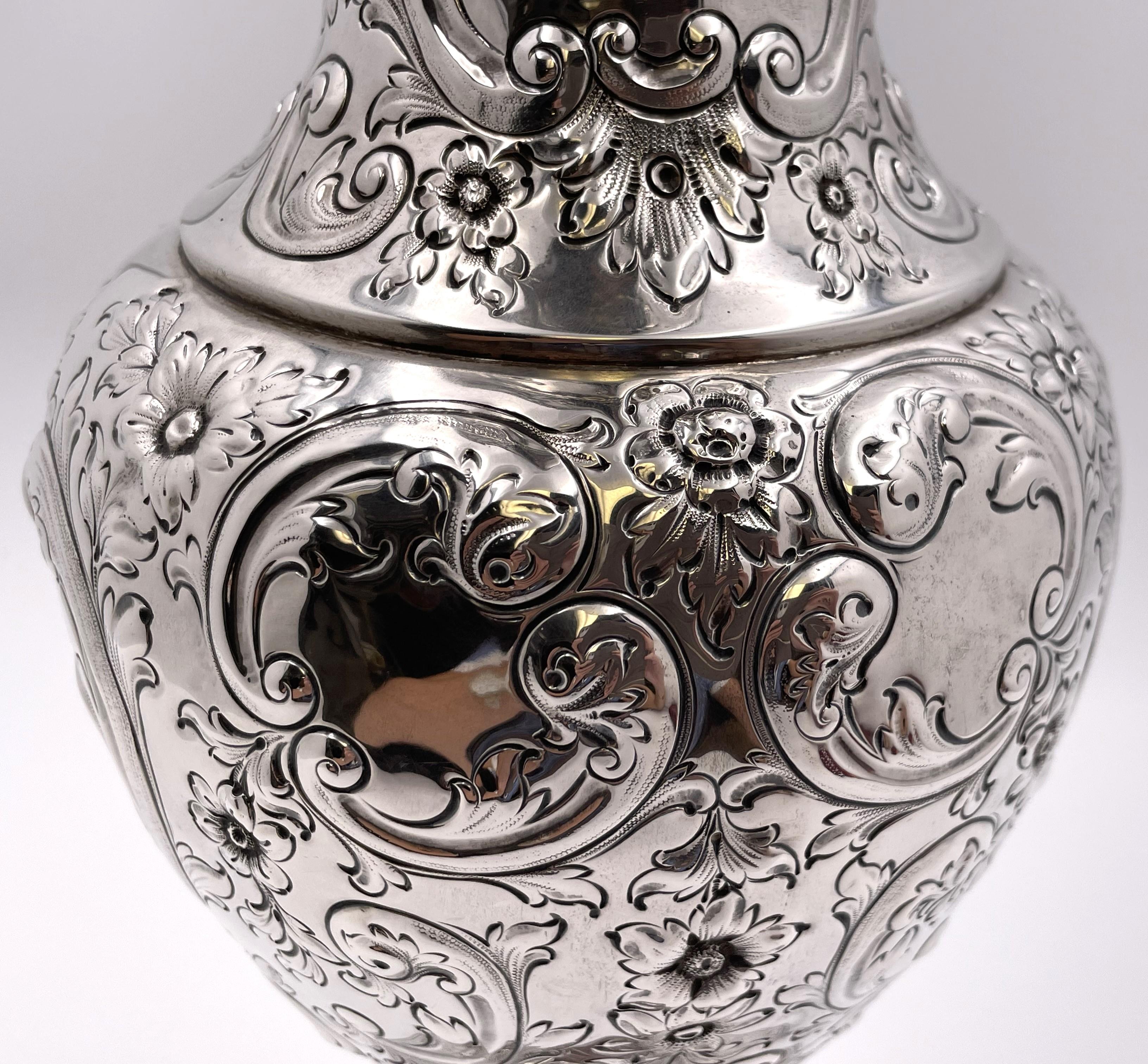 Howard & Co. Grand pichet à aiguière en argent au motif repoussé Fin du 19ème C. en vente 1