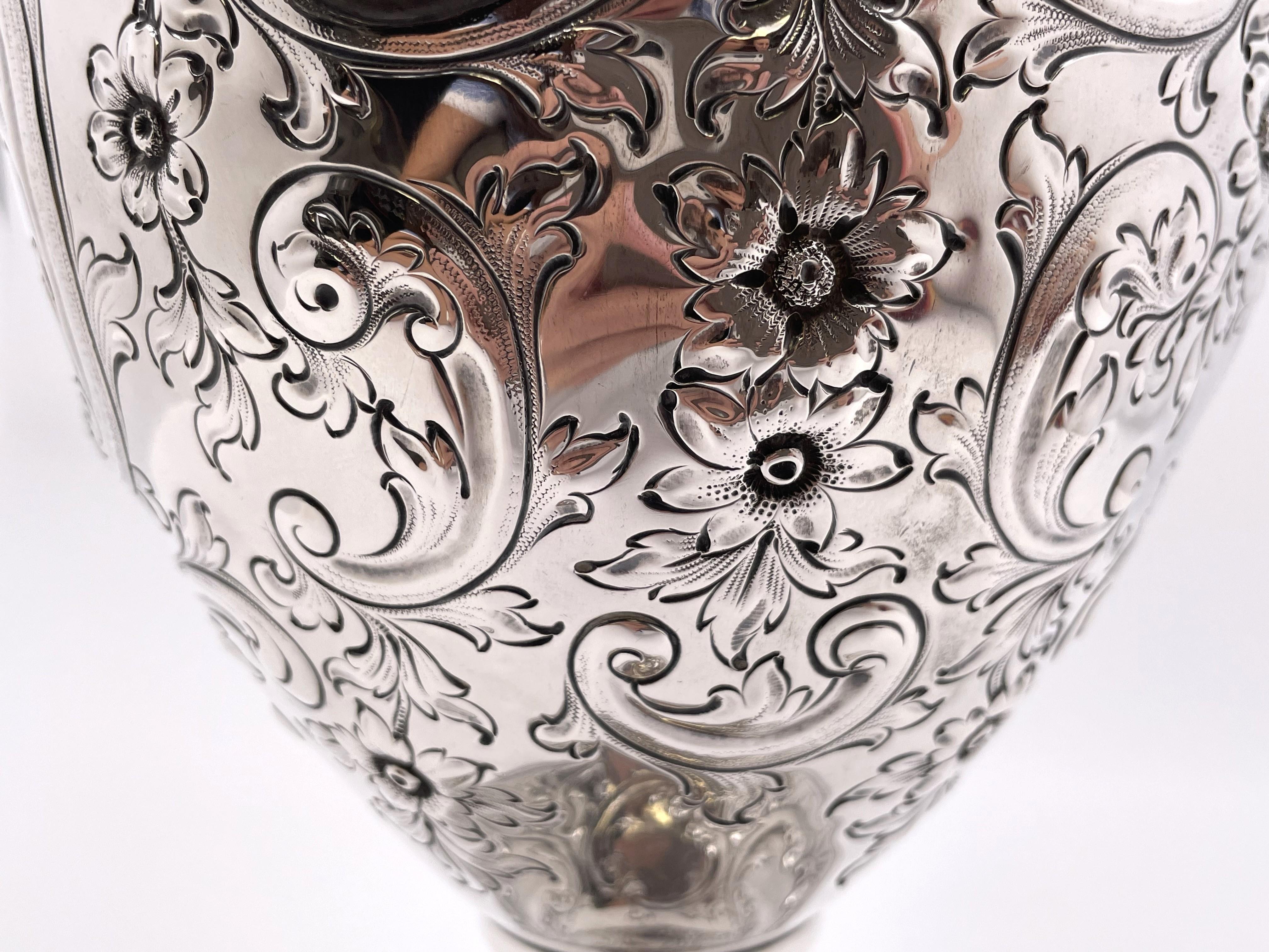 Howard & Co. Grand pichet à aiguière en argent au motif repoussé Fin du 19ème C. en vente 2