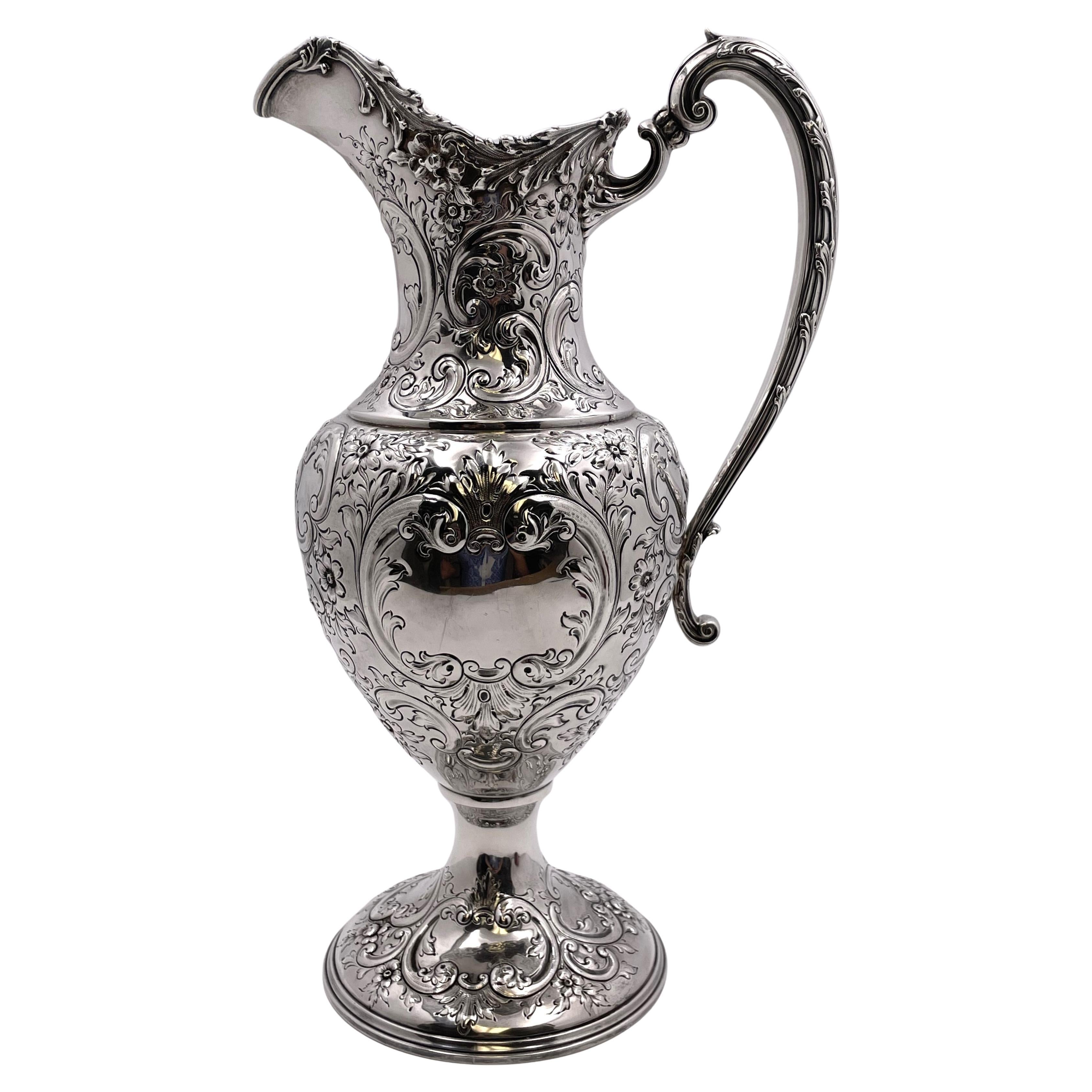 Howard & Co. Grand pichet à aiguière en argent au motif repoussé Fin du 19ème C. en vente