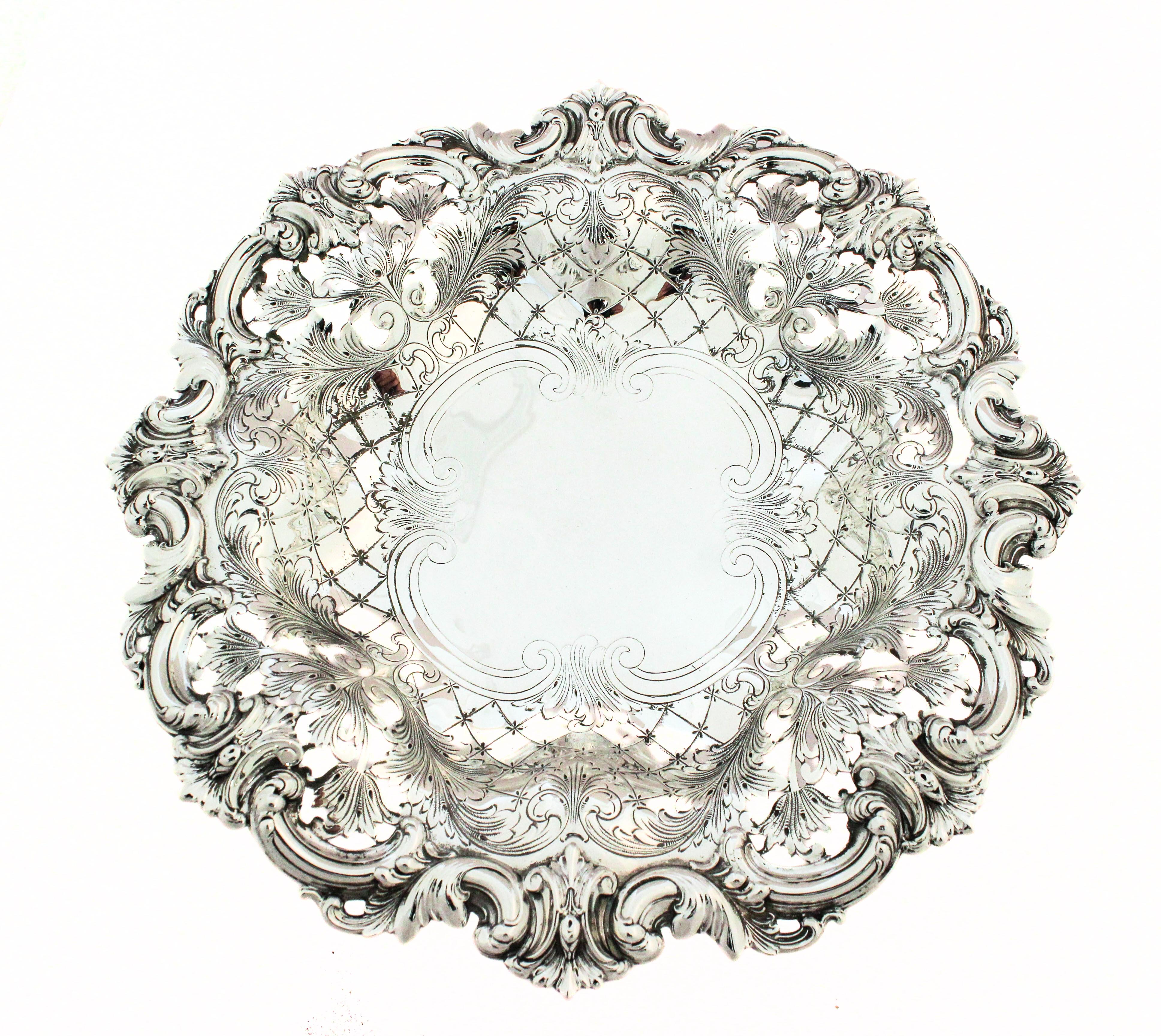 Si tratta di una tazza in argento massiccio (non pesato) eccezionalmente decorata, realizzata da Howard & Company, una prestigiosa azienda di New York nota per l'argenteria di lusso della fine del XIX e dell'inizio del XX secolo. Il pezzo misura