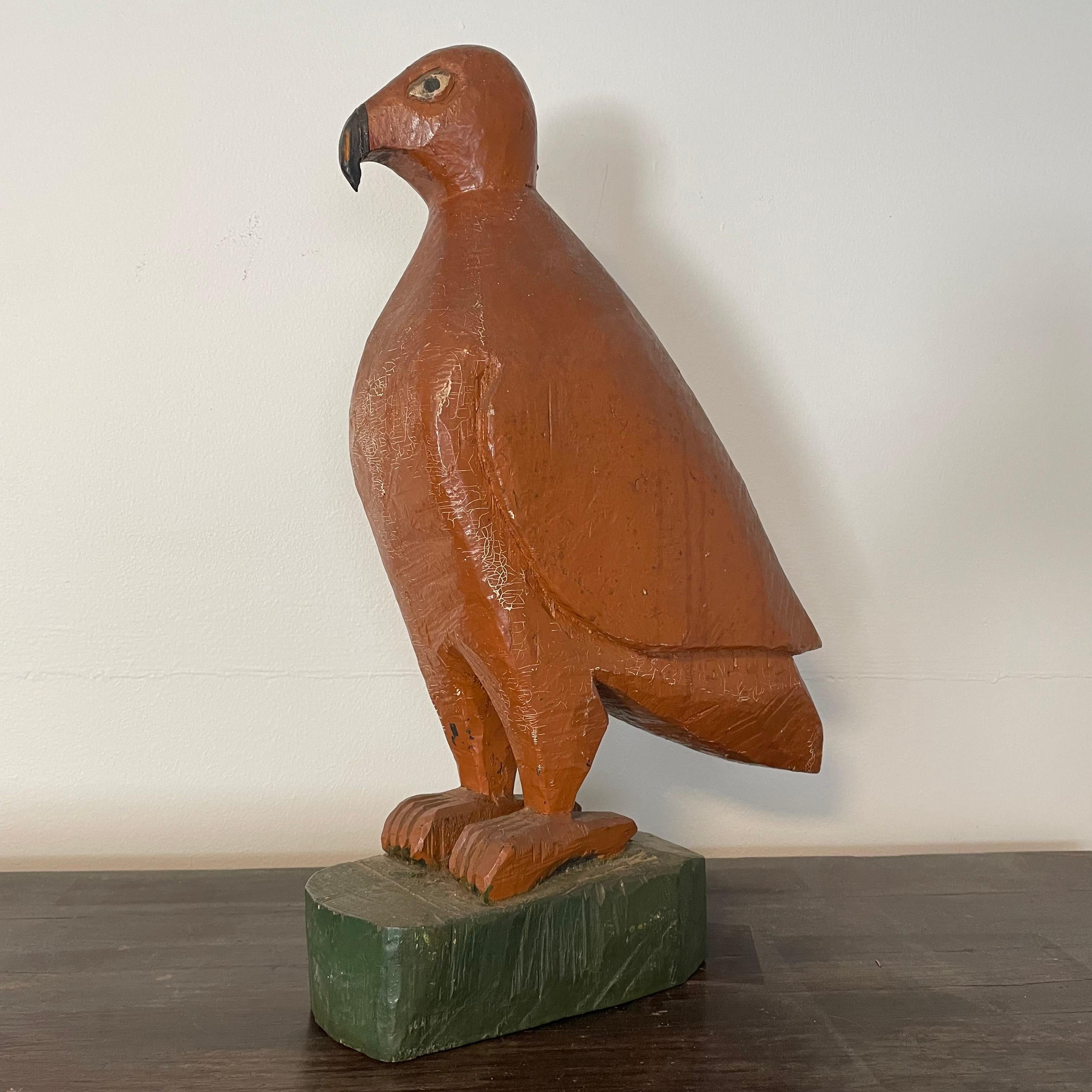 Sculpture de faucon en bois sculptée à la main par l'artiste folklorique américain Howard Finster.
Artistics était un pasteur baptiste de Géorgie devenu artiste folk/outsider, surtout connu pour sa pochette de l'album 