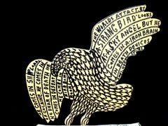Statua di legno dell'aquila di Howard Finster con scritte religiose