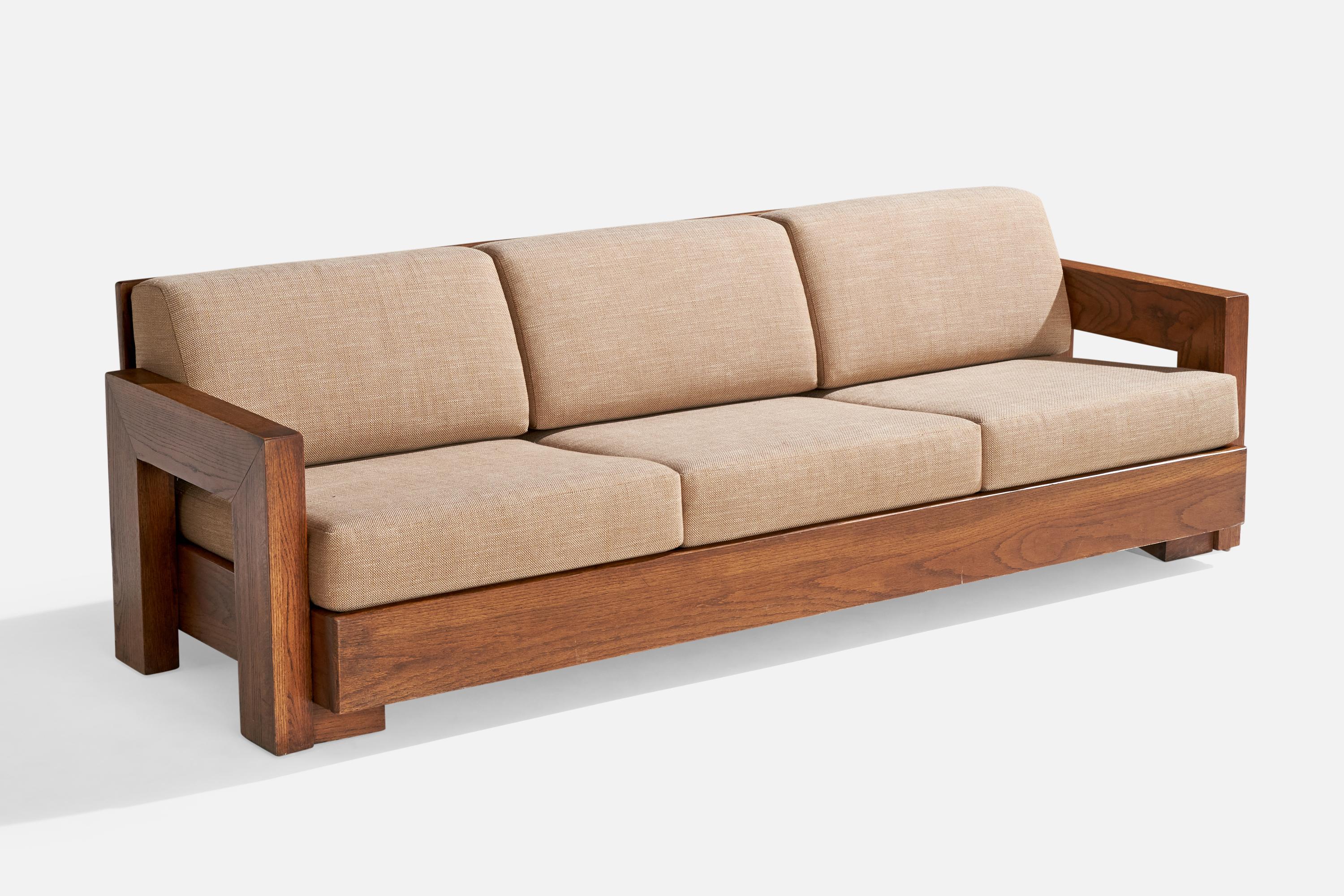 Un sofá de roble y tela marrón fabricado por Howard Furniture, Starkville, Mississippi, EE.UU., c. 1950.

Dimensiones: 26,3