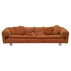 Howard Keith by John Home Orangefarbenes Diplomat-Sofa aus Stoff