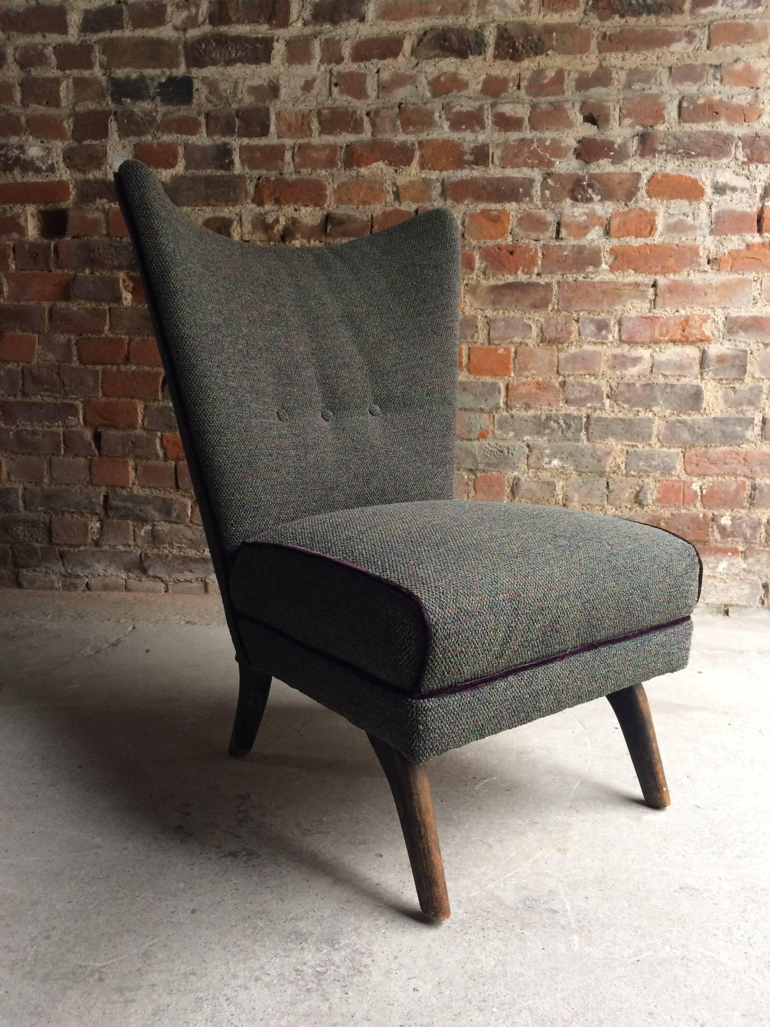 Fabuleuse chaise de cocktail Howard Keith 'Encore':: récemment retapissée:: conçue et produite par Howard Keith sous la marque HK:: la chaise Encore présente un style élégant avec un siège bas et profond:: un dossier incurvé et boutonné:: des pieds