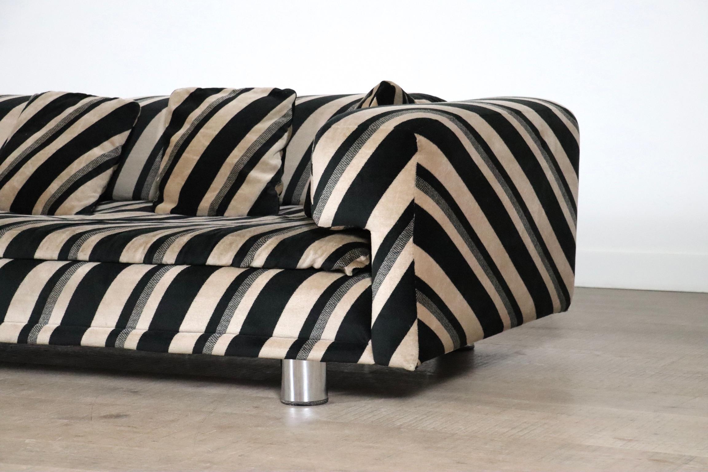 Beeindruckendes Sofa Grand Diplomat in original gestreiftem Sereno-Stoff, entworfen von Howard Keith für HK Furniture, Vereinigtes Königreich, 1970er Jahre.

Dieses außergewöhnlich große und tiefe 