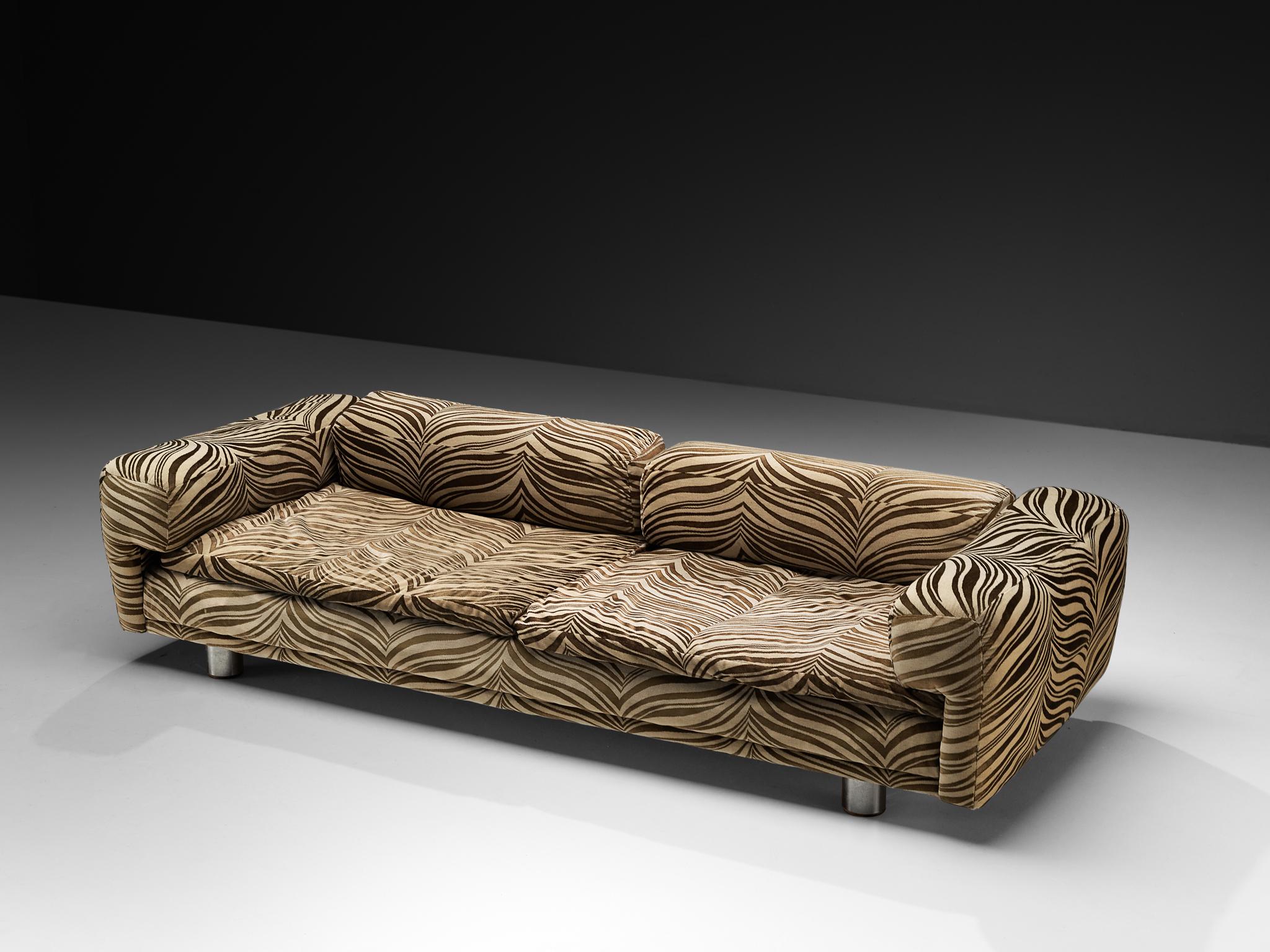 Howard Keith para HK Furniture, Sofá 'Diplomat', terciopelo, acero cromado, Reino Unido, años 70

El sofá 