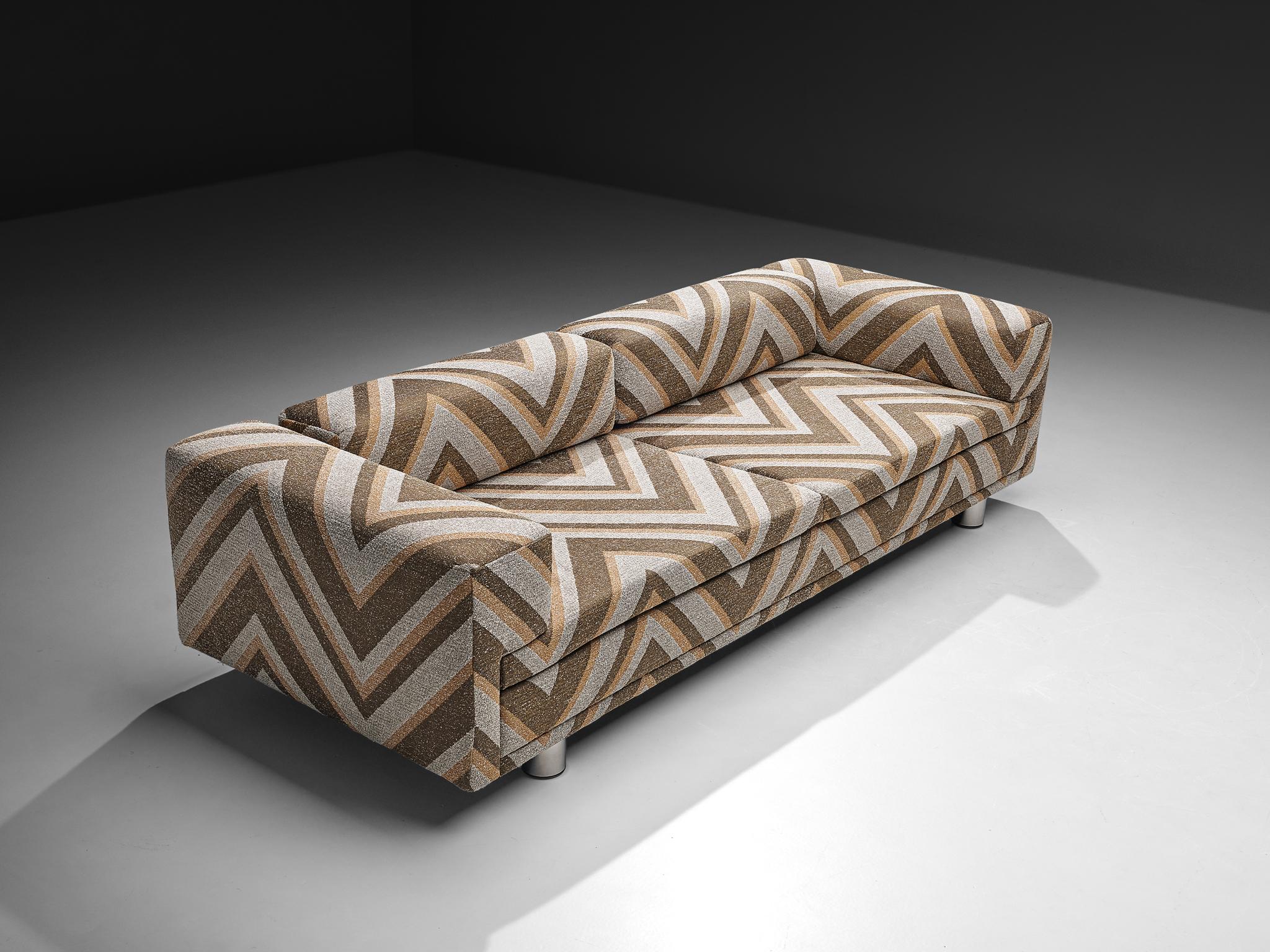 Howard Keith para HK Furniture, sofá 'Diplomat', tela 'Irresistible Gold' de Evolution21, metal, Reino Unido, años 70

Este grandioso y voluptuoso sofá Diplomat es un diseño de Howard Keith, de los años setenta. La excepcional y exclusiva tapicería,