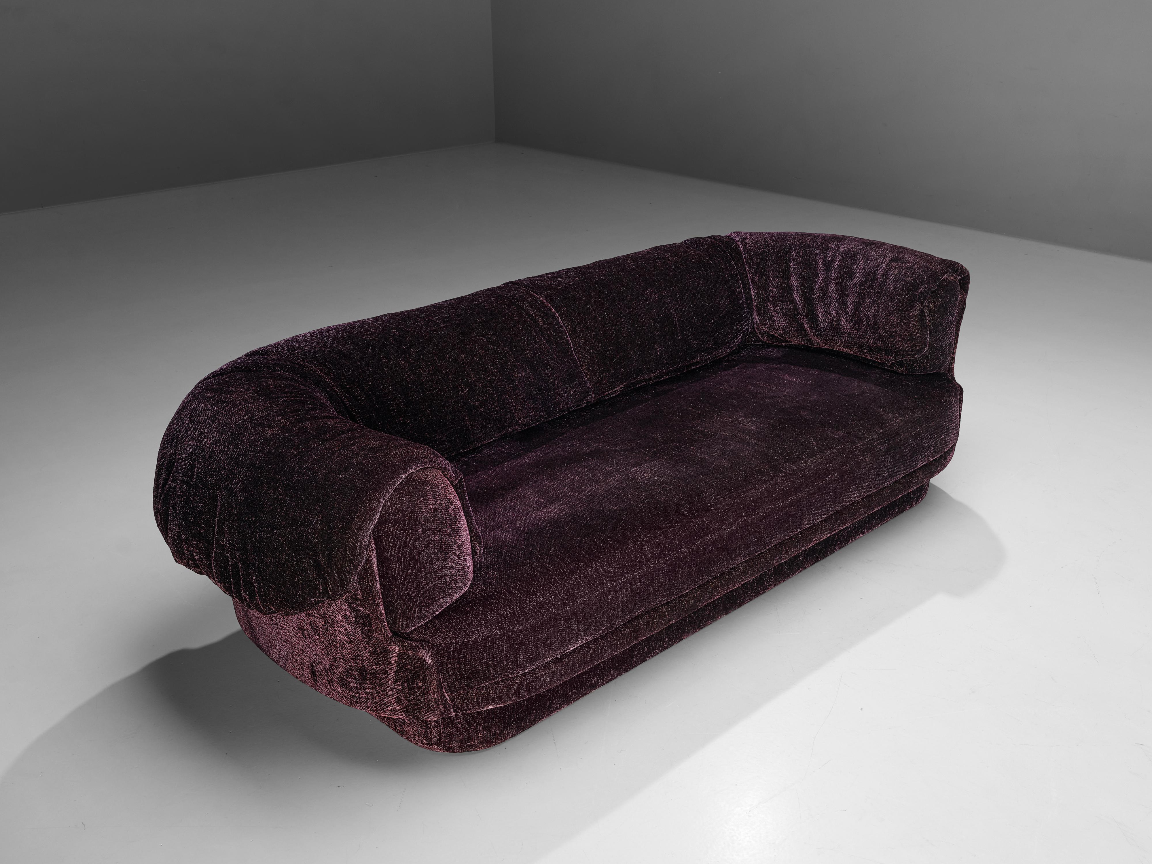 Howard Keith, Sofa, Stoff, Vereinigtes Königreich, 1970er Jahre

Großes, üppiges Sofa von Howard Keith, entworfen in den 1970er Jahren. Dieses Sofa mit tiefer Sitzfläche ist ein wahrer Genuss zum Sitzen und Entspannen. Die dicken Armlehnen, die