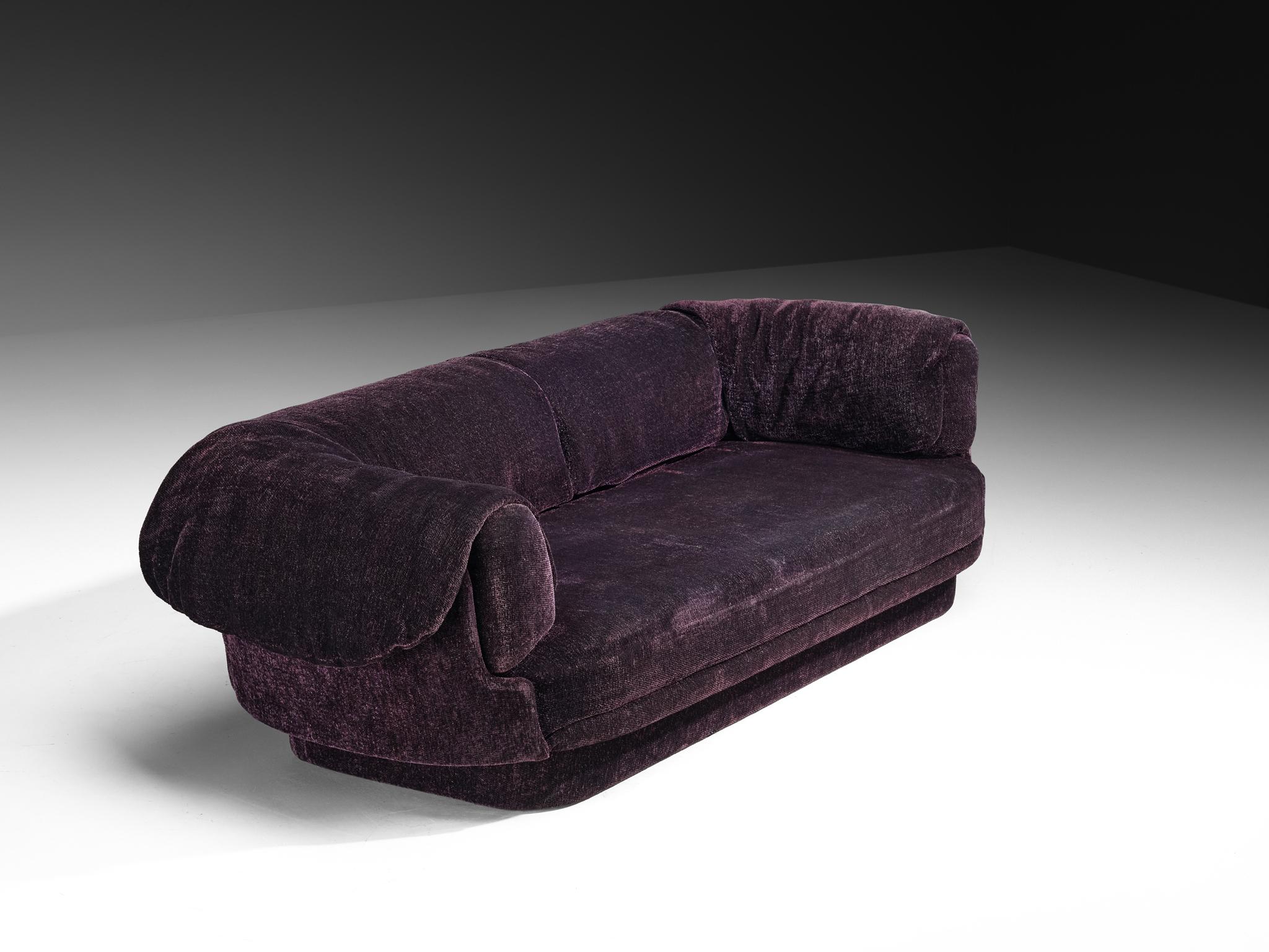 Howard Keith, sofá, tela, Reino Unido, años 70

Gran sofá voluptuoso de Howard Keith, diseñado en la década de 1970. Este sofá con un asiento profundo es una auténtica delicia para sentarse y relajarse. Los gruesos reposabrazos, los cojines del