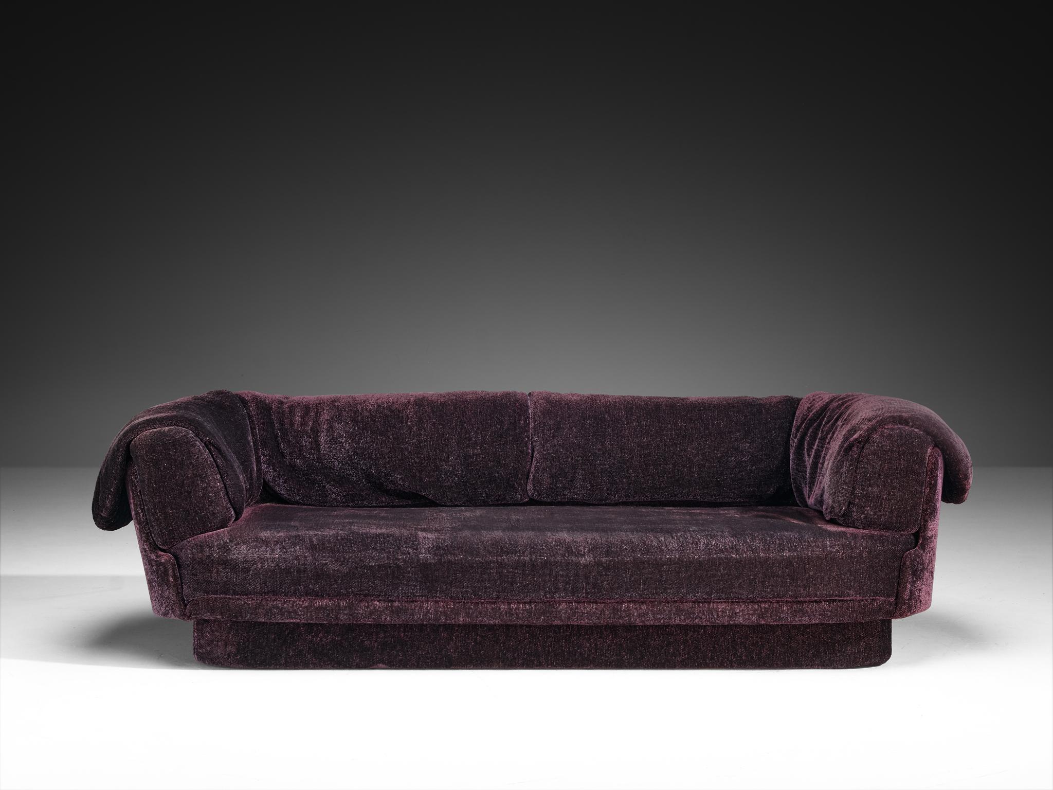 Sofá Howard Keith Grand en tapicería púrpura suave Moderno de mediados de siglo en venta