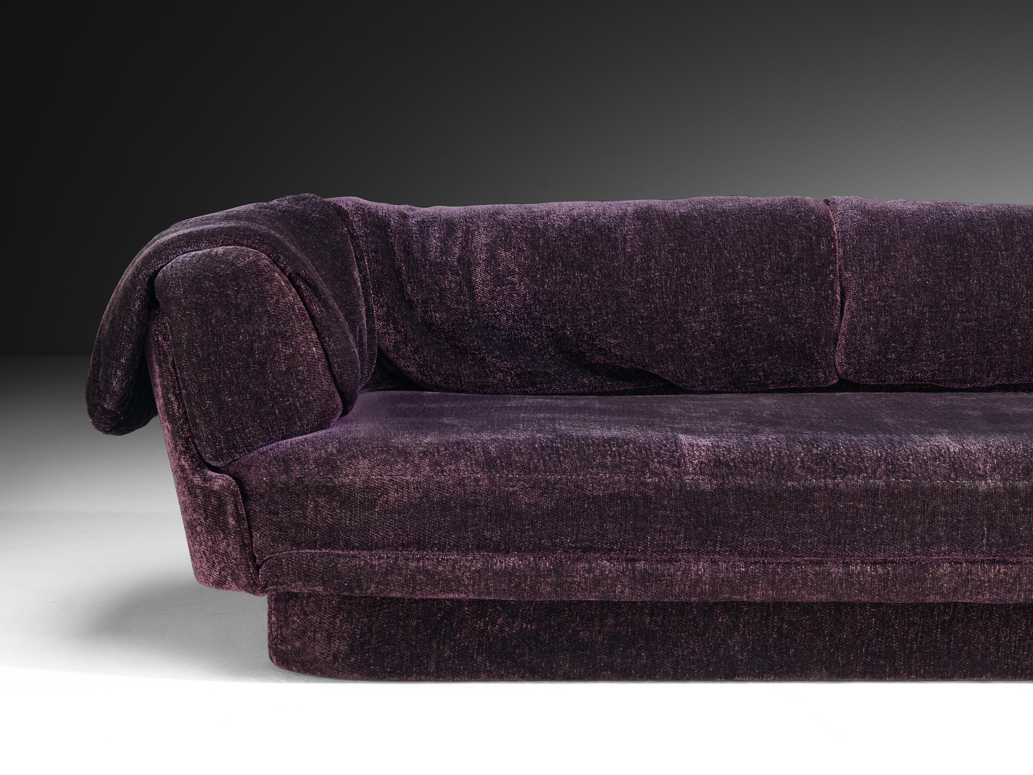 Sofá Howard Keith Grand en tapicería púrpura suave en Bueno estado para la venta en Waalwijk, NL