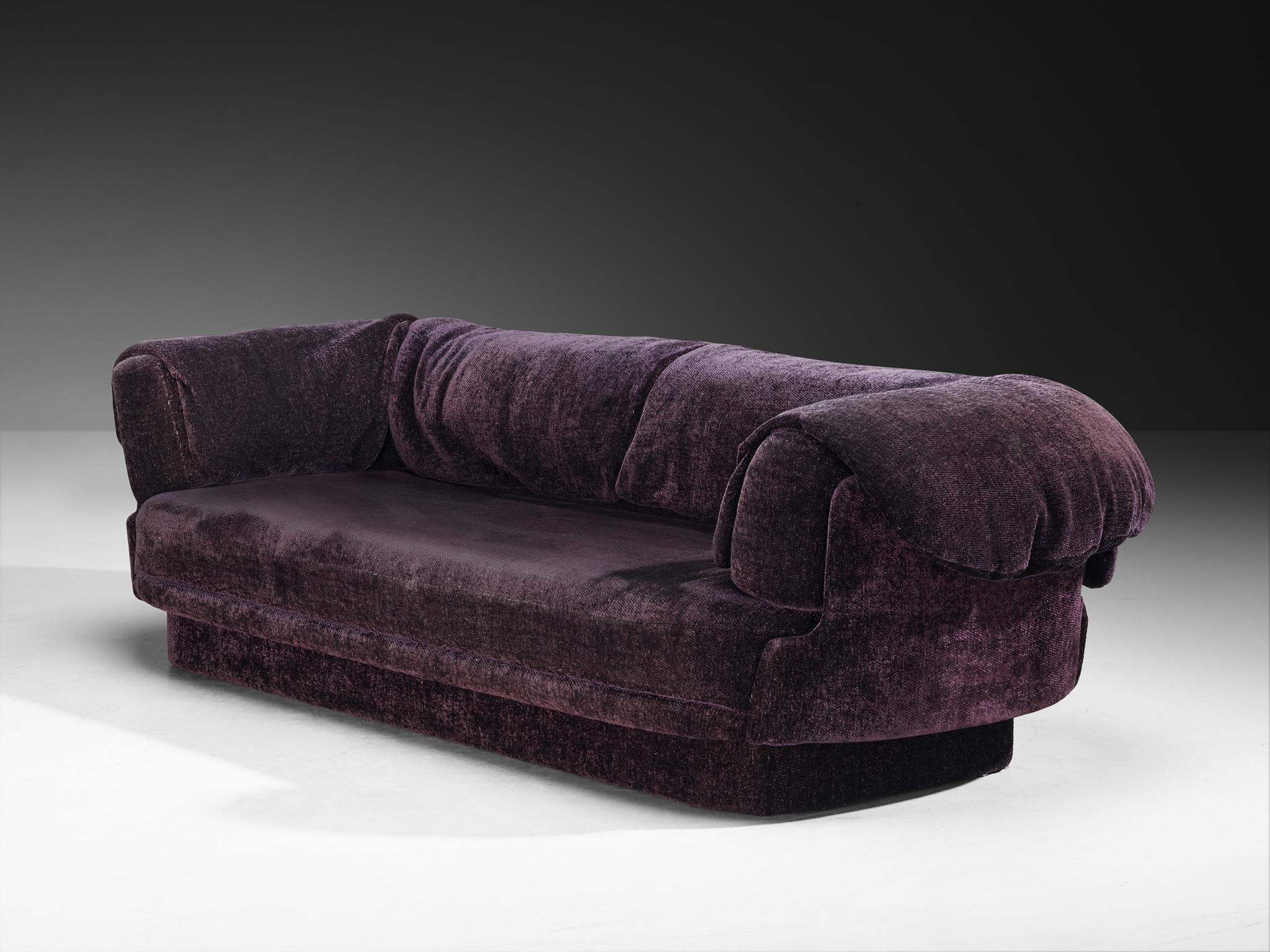 Sofá Howard Keith Grand en tapicería púrpura suave finales del siglo XX en venta