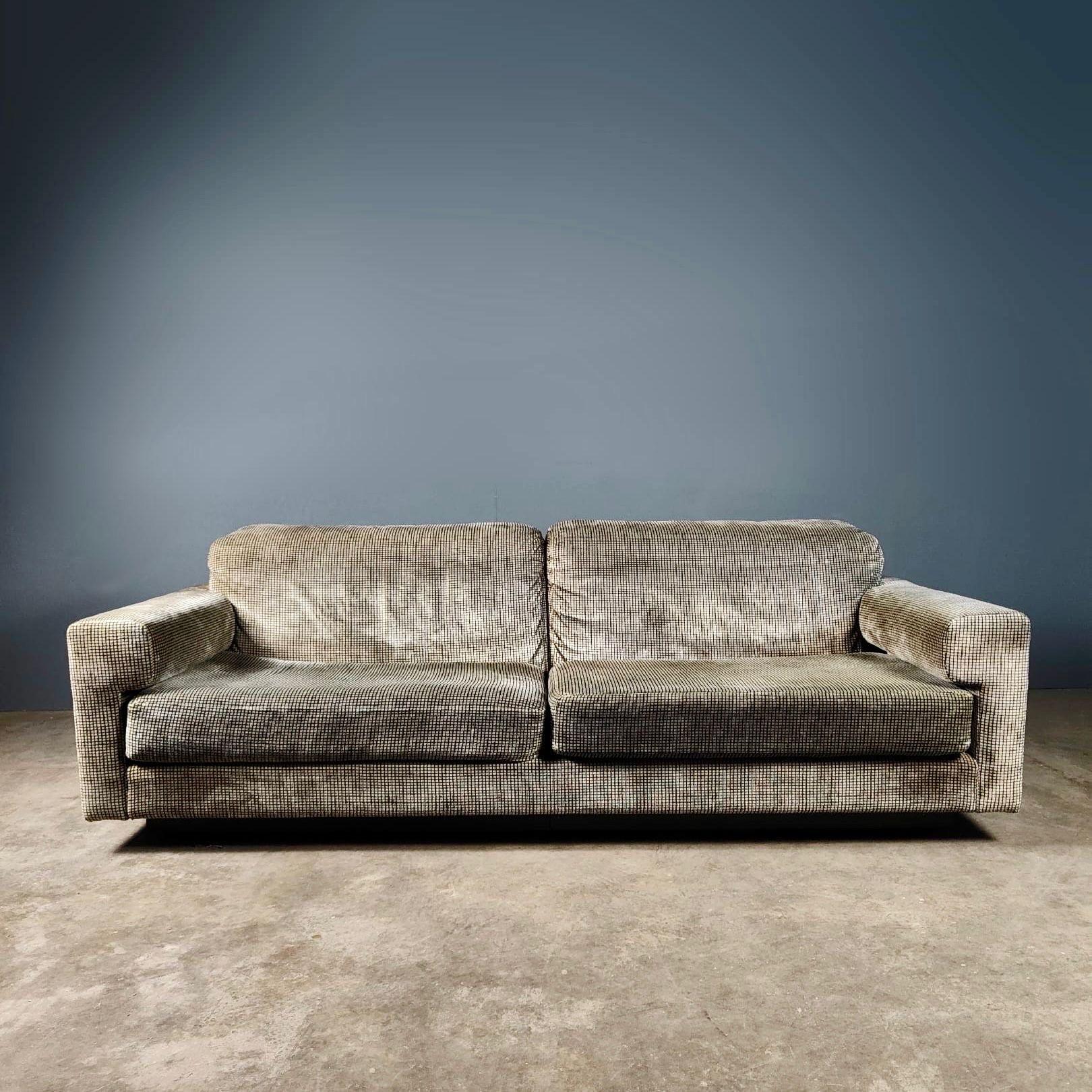 New Stock ✅

Howard Keith Original Barbican Diplomat Sofa Settee HK London Mid Century Vintage Retro

A rare and beautiful original 1970s Howard Keith Barbican Diplomat 4 seater sofa with cushions.

This amazing and desirable sofa is covered in its