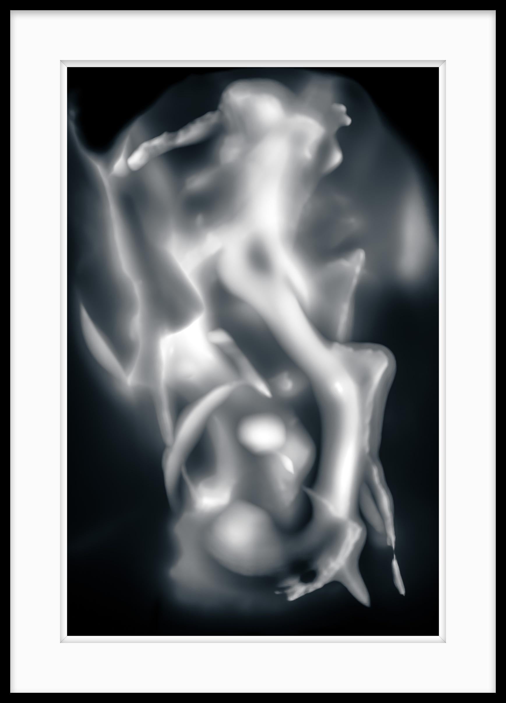 Abstrakte Schwarz-Weiß-Fotografie – Momente der Evolution #39 – Photograph von Howard Lewis