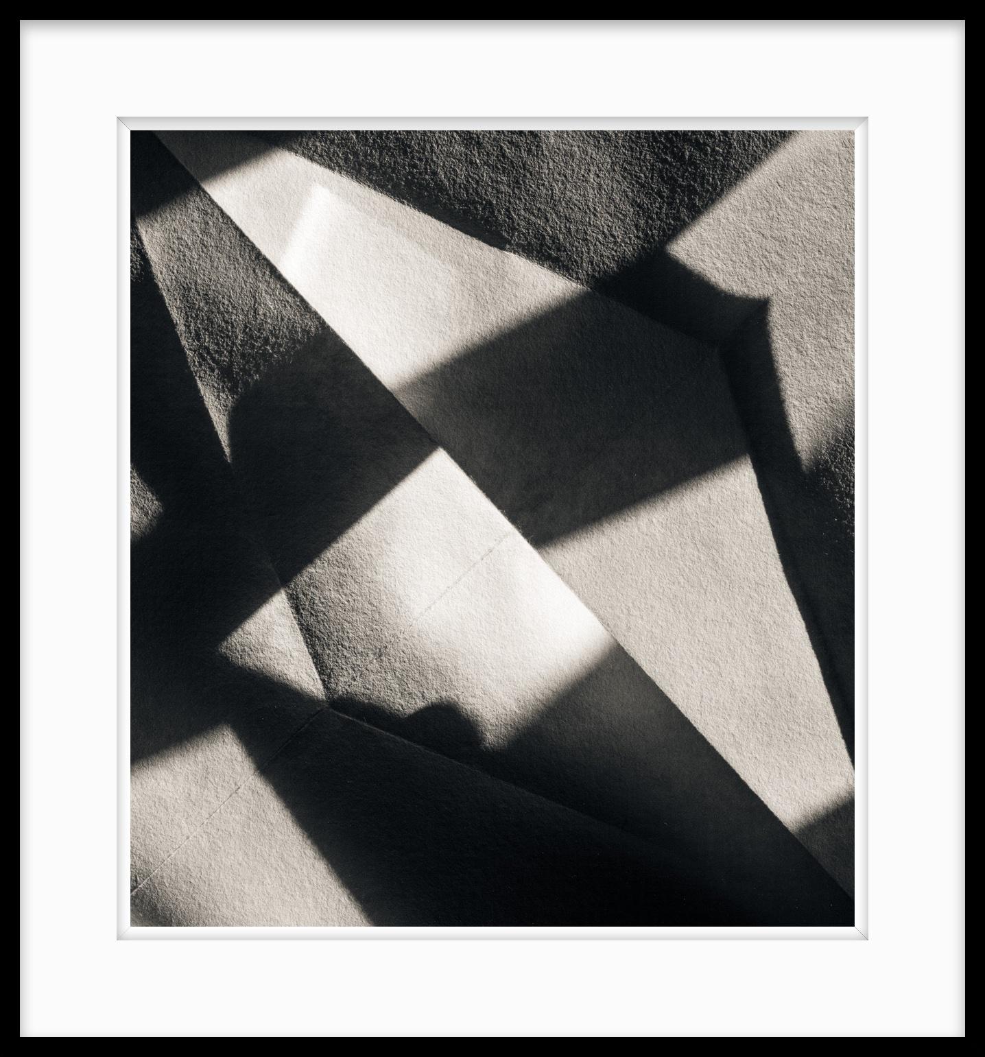  Abstrakte abstrakte Fotografie Schwarz-Weiß - Origami-Blatt #15  – Photograph von Howard Lewis