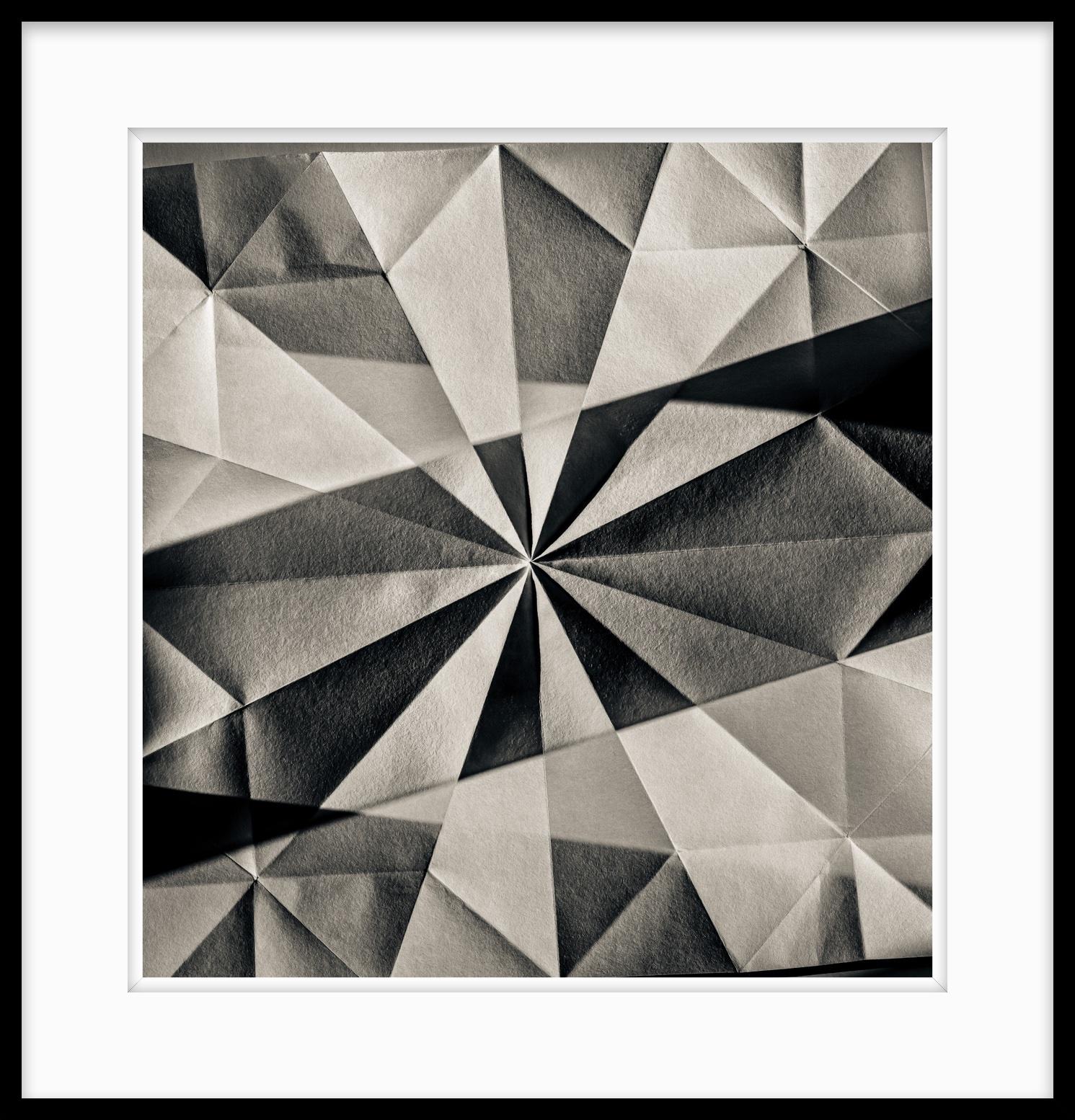  Abstrakte Fotografie in limitierter Auflage in Schwarz-Weiß – Origami-Form #17  – Photograph von Howard Lewis