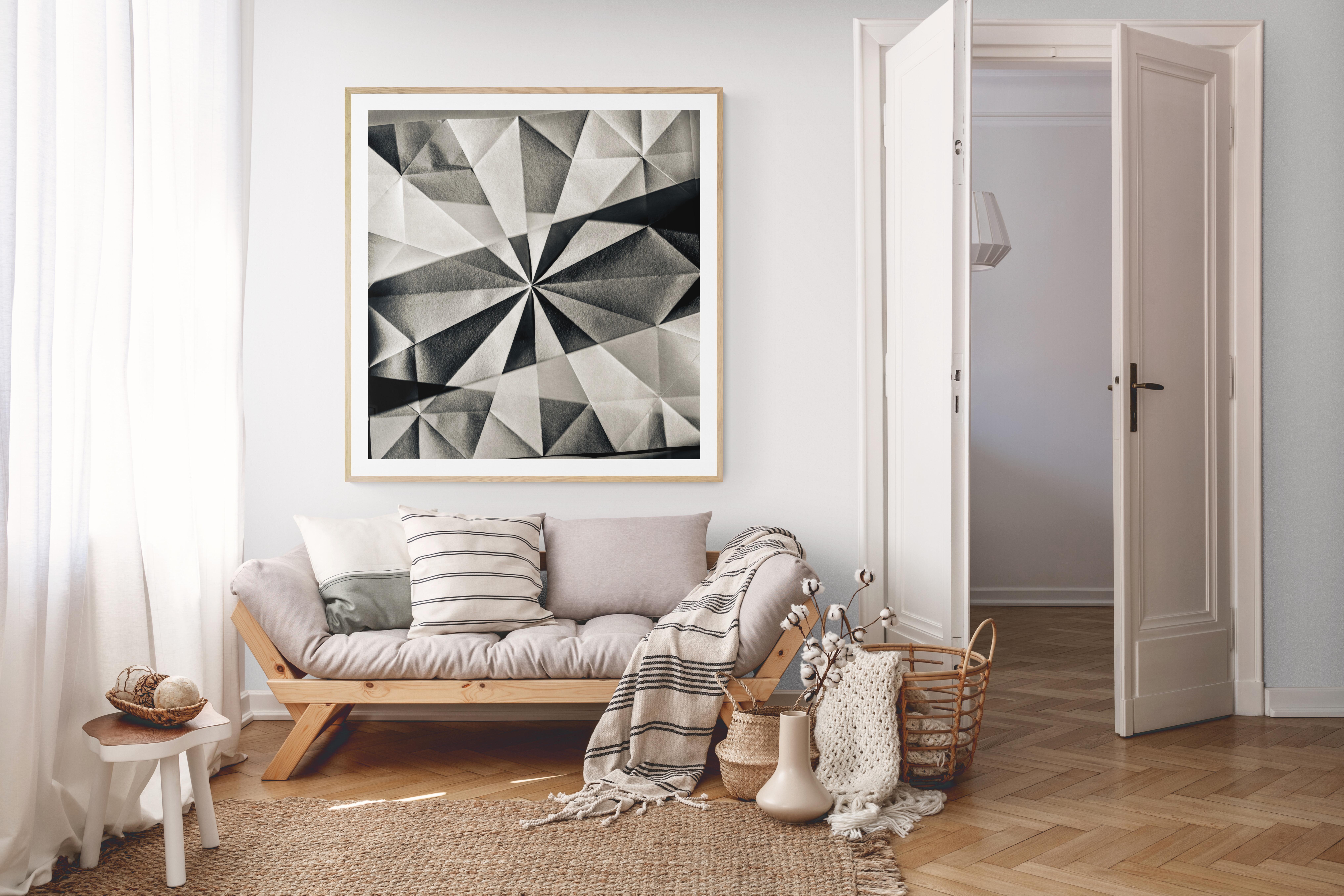 Abstrakte Fotografie in limitierter Auflage in Schwarz-Weiß – Origami-Form #17 (Geometrische Abstraktion), Photograph, von Howard Lewis