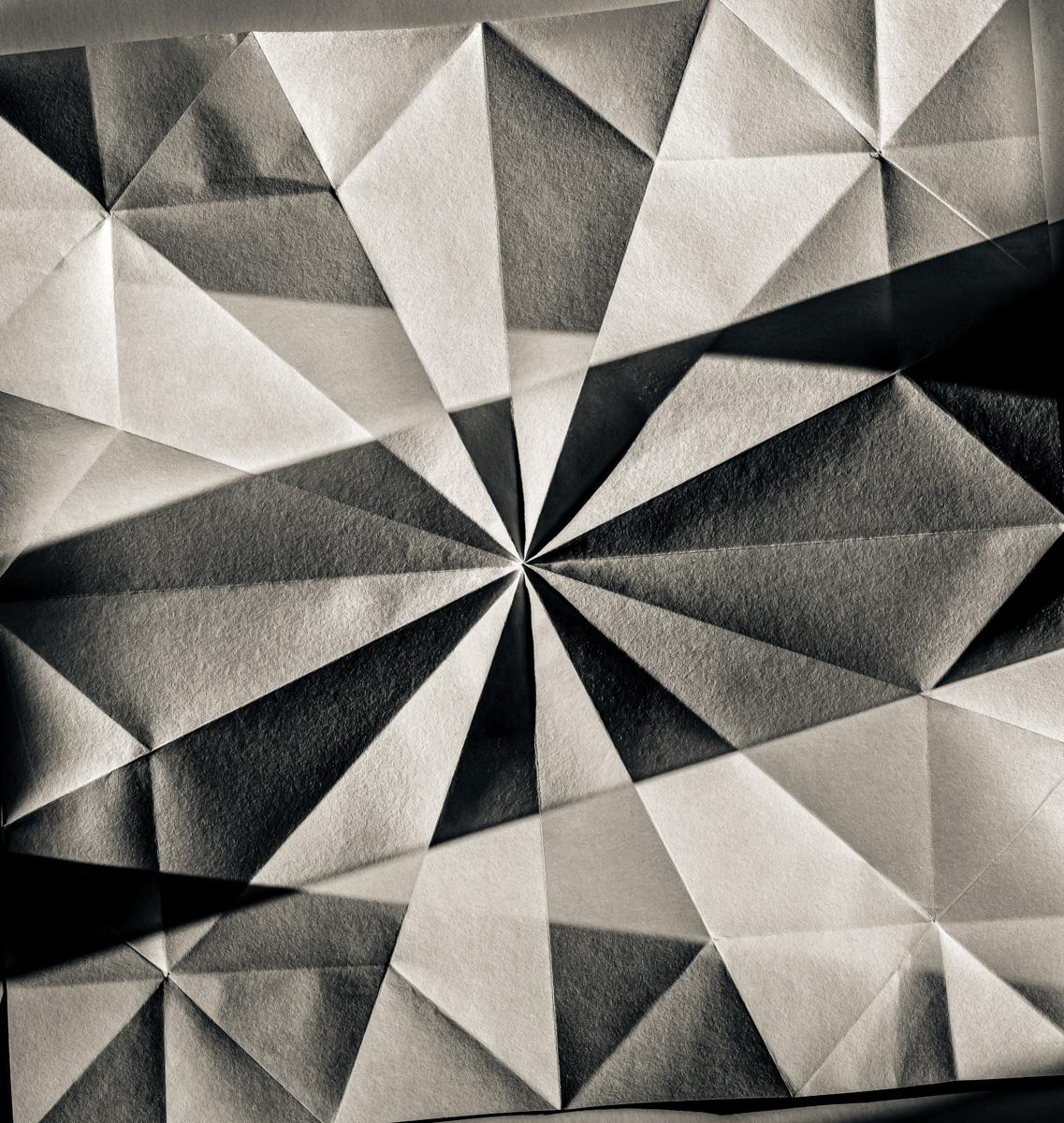 Howard Lewis Abstract Photograph –  Abstrakte Fotografie in limitierter Auflage in Schwarz-Weiß – Origami-Form #17 