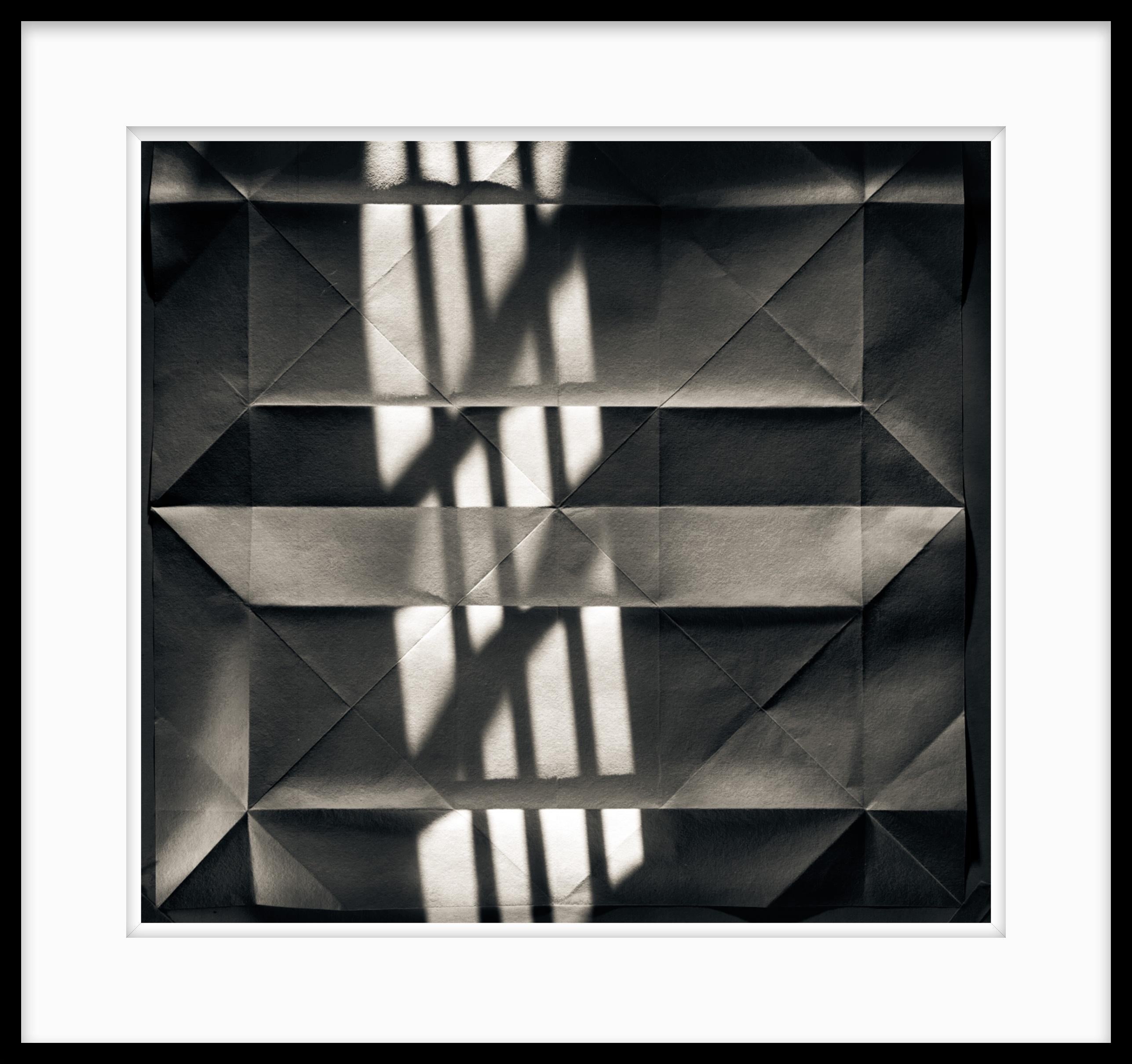  Abstrakte Fotografie in Schwarz-Weiß in limitierter Auflage  - Origami Klappdeckel #38 – Photograph von Howard Lewis