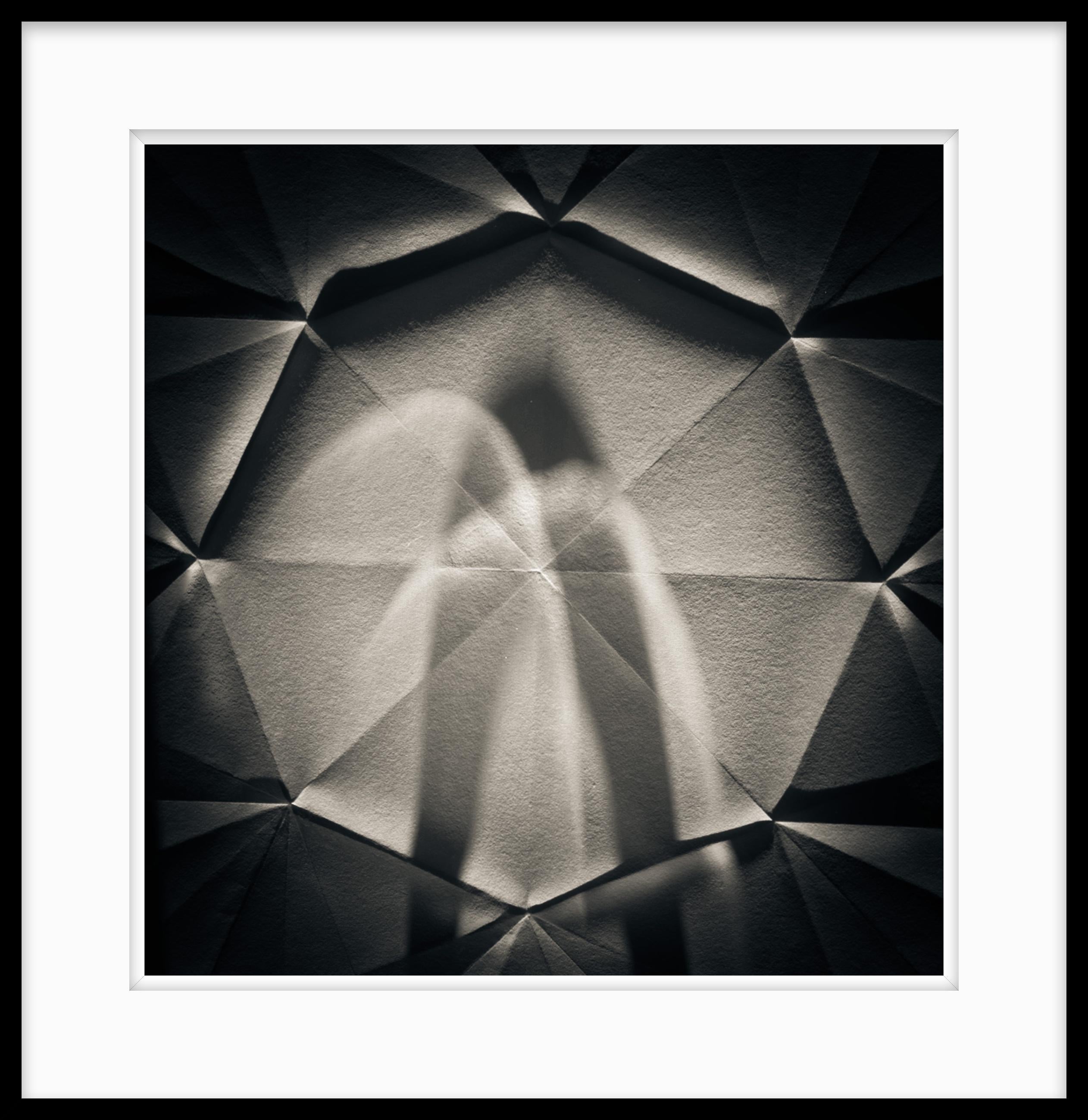  Limitierte Auflage 1 / 10 Schwarz-Weiß-Fotografie – Origami Abstrakt #73 – Photograph von Howard Lewis