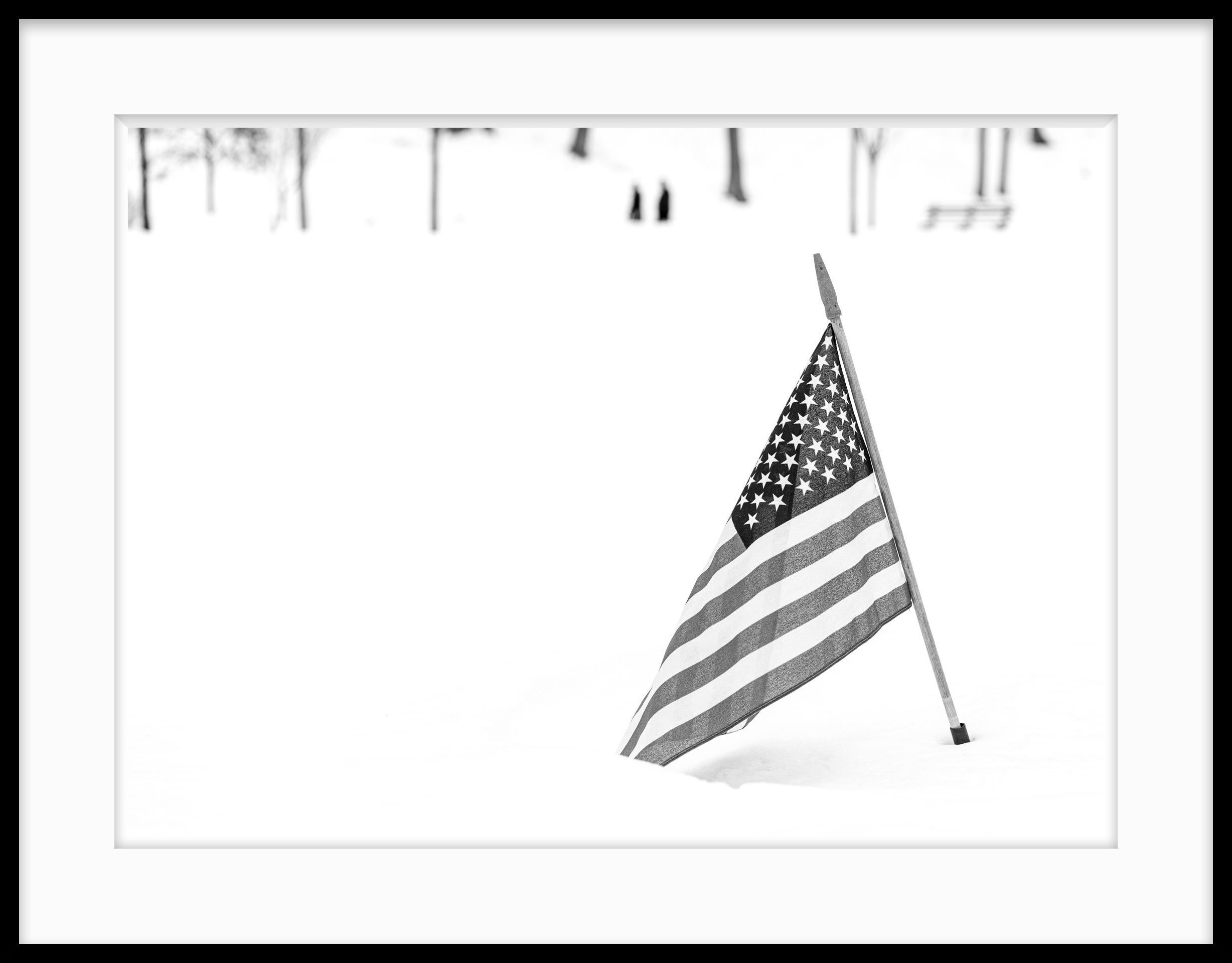 Photographie « American Winter » en noir et blanc, édition limitée 2021, patriotisme - Gris Black and White Photograph par Howard Lewis
