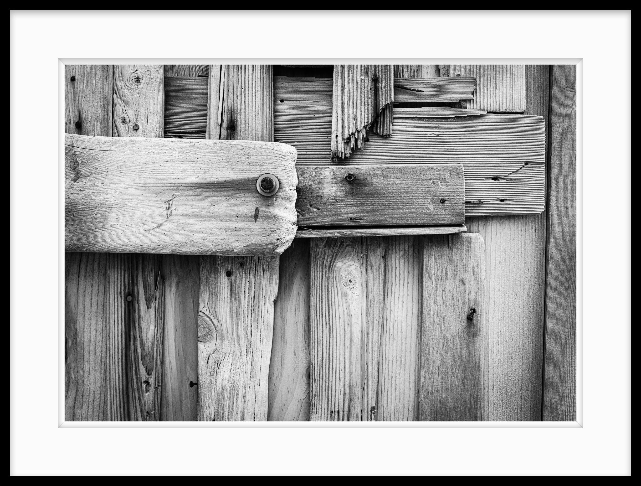 Schwarz-Weiß-Fotografie Cape Cod „Driftwood Siding“ – Photograph von Howard Lewis