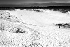 Schwarz-Weiß-Fotografie Cape Cod „Hiking the Dunes“