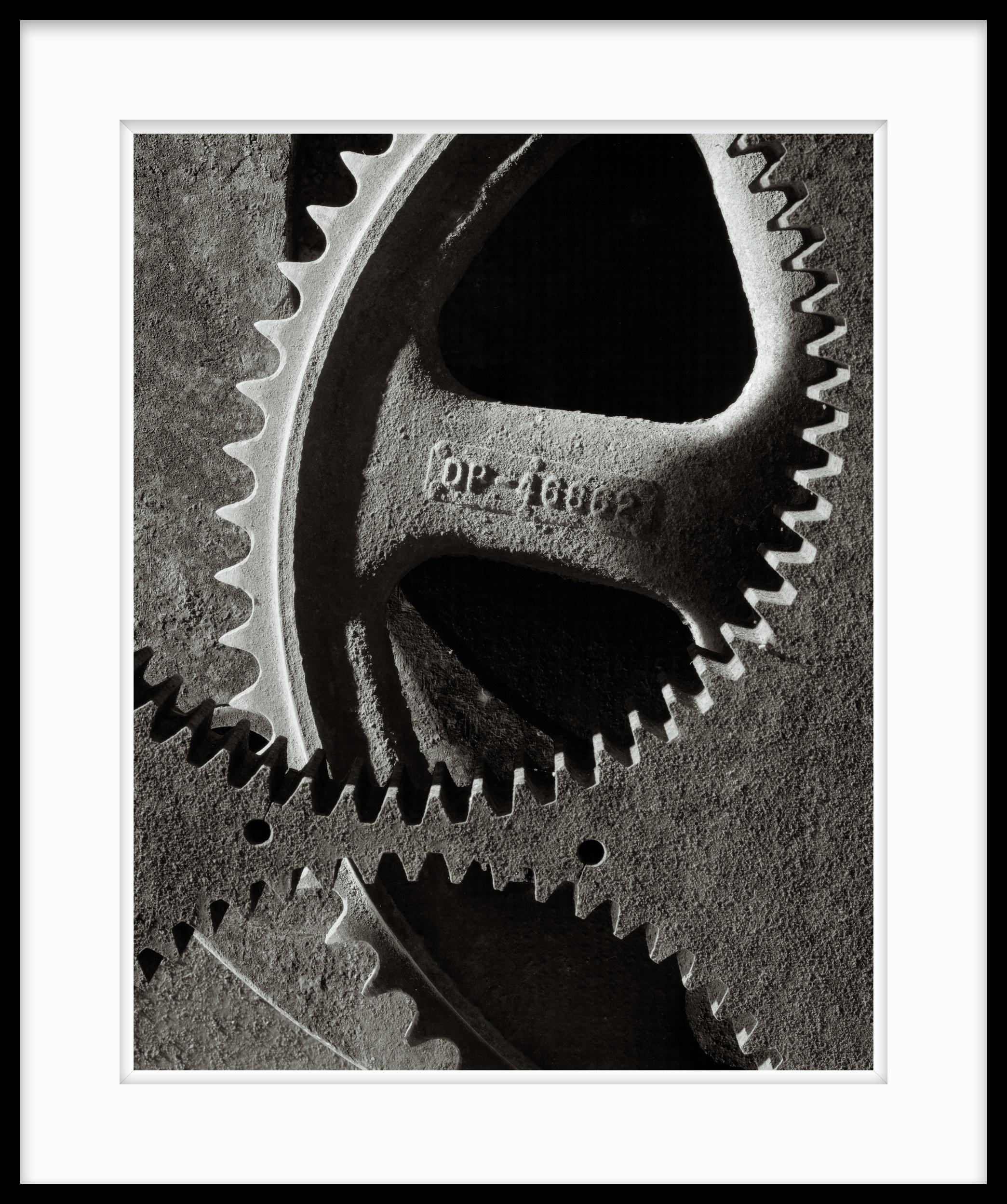  Schwarz-Weiß-Stillleben-Fotografie, Inner Workings #1, limitierte Auflage (Zeitgenössisch), Photograph, von Howard Lewis