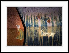 Fotografía en color de edición limitada -  coche, naturaleza muerta, Camaro antiguo