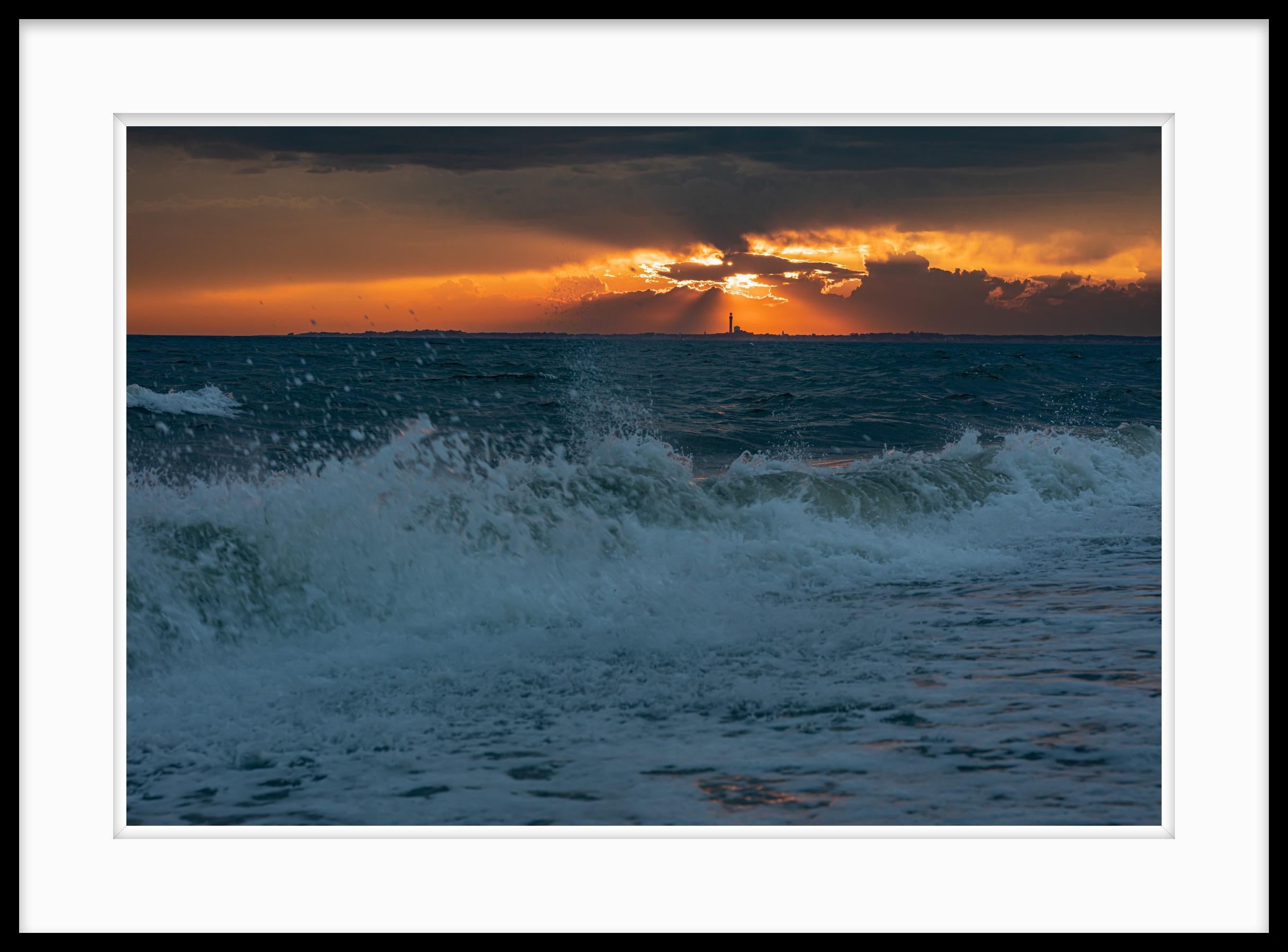 Farbfotografie Meereslandschaft Sonnenwolken Cape Cod - PTown – Photograph von Howard Lewis