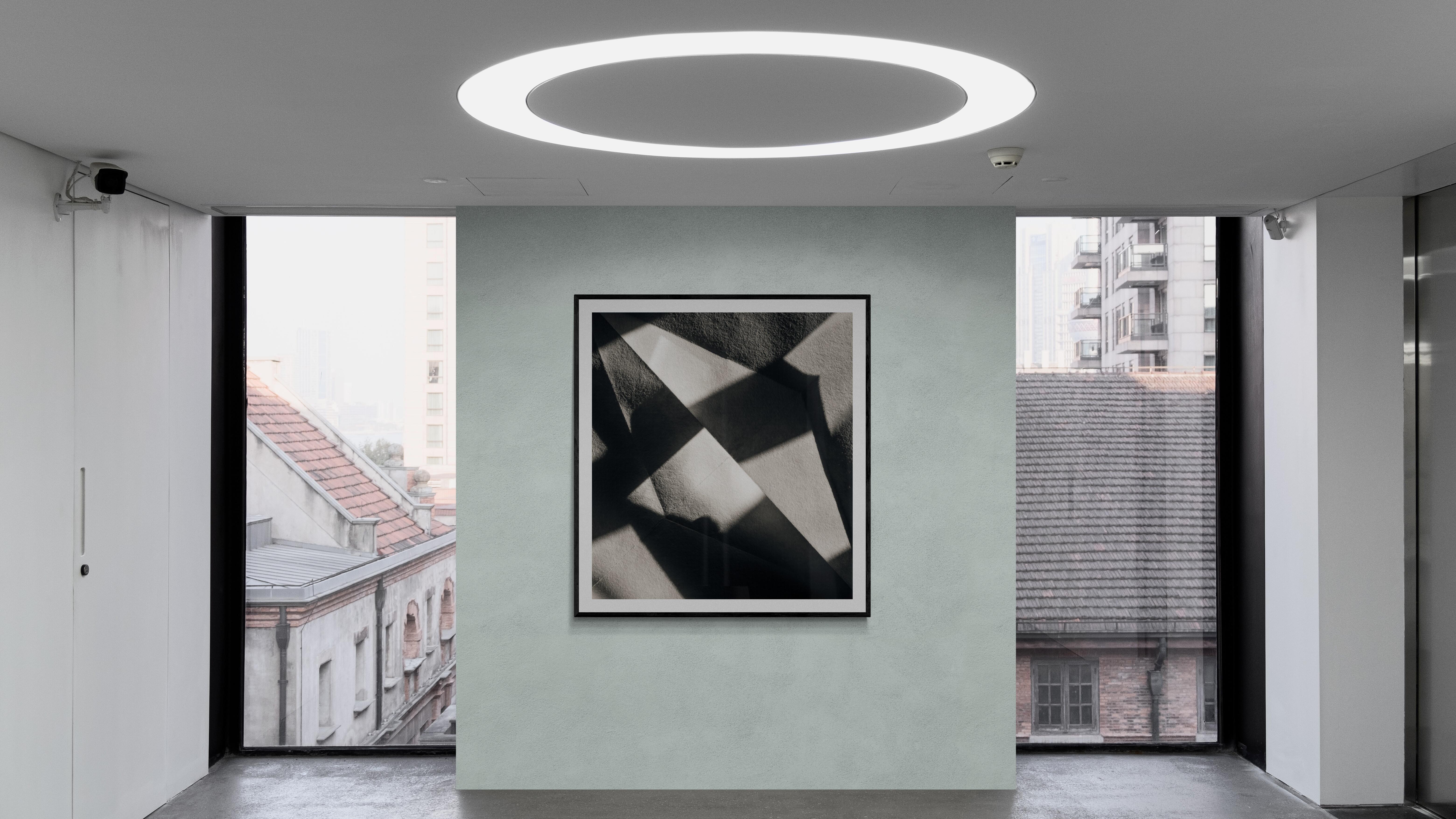  Abstrakte abstrakte Fotografie Schwarz-Weiß - Origami-Blatt #15  im Angebot 1